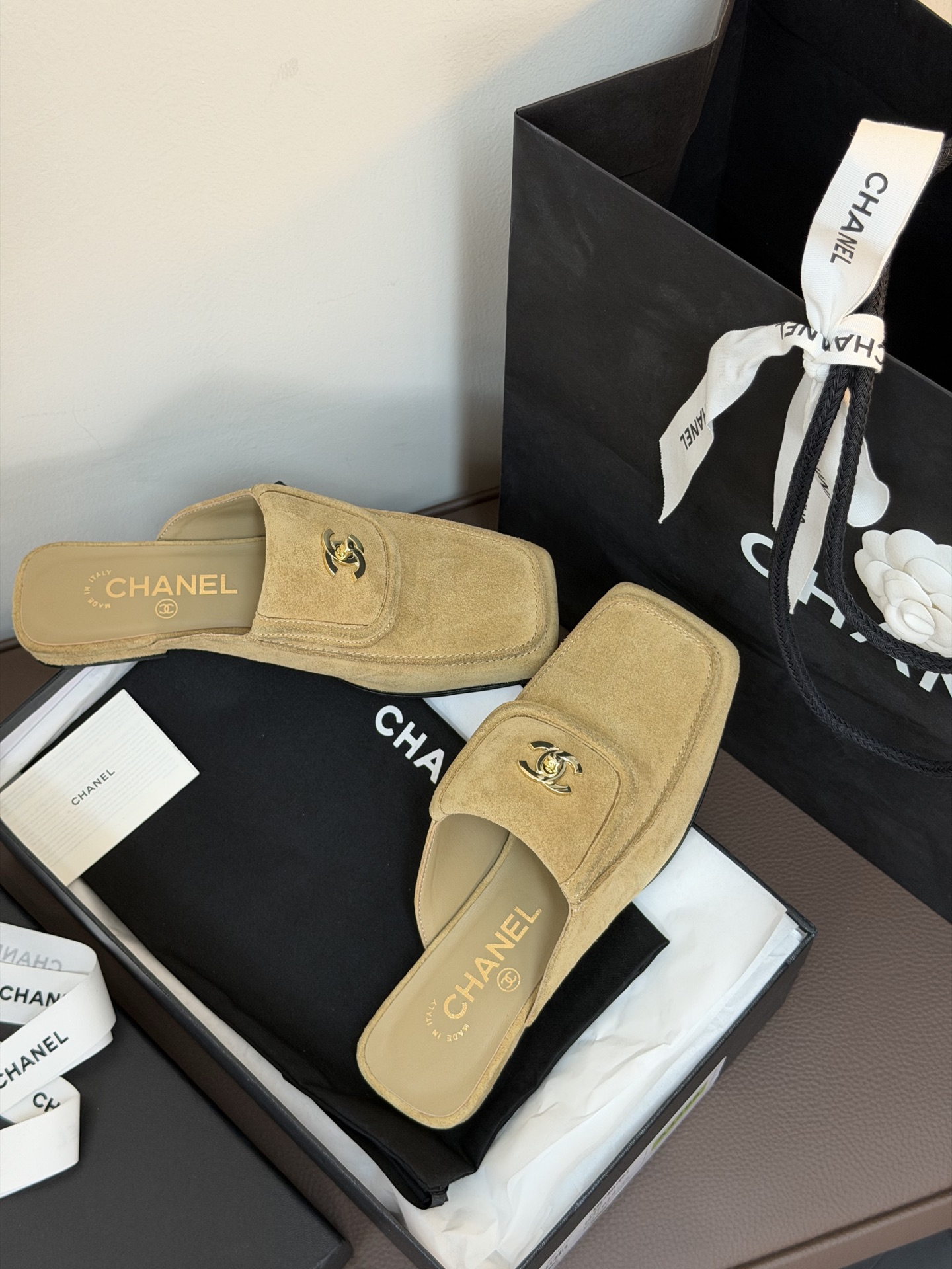 Chanel ss26 new arrival～小香26春夏方头半拖大大方方甚至略带粗犷的气质，也被妥妥