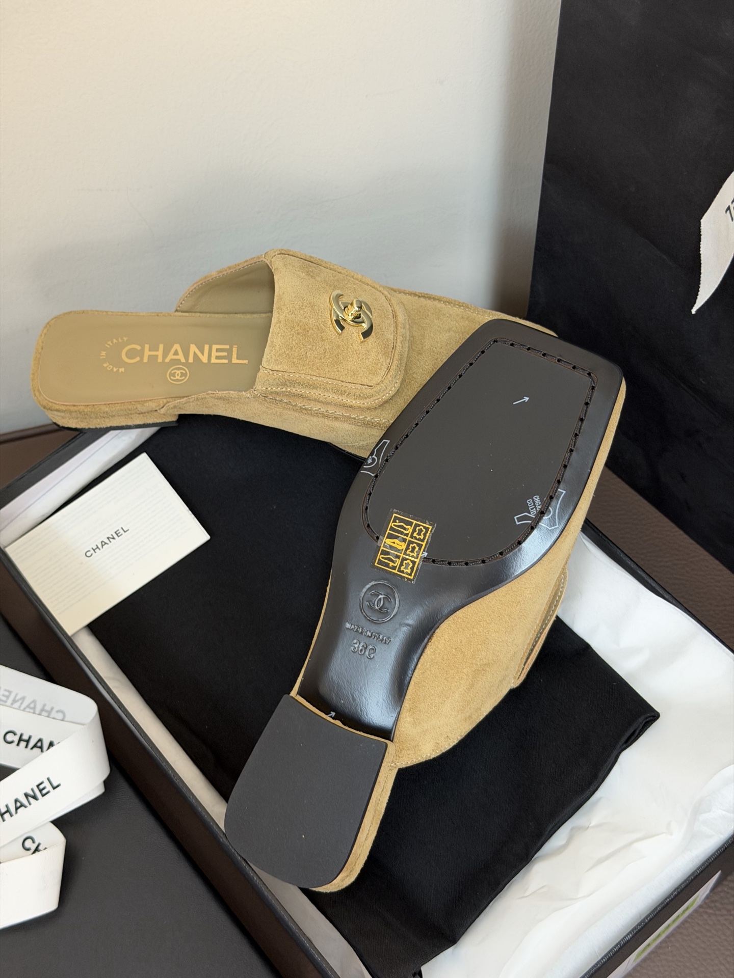 Chanel ss26 new arrival～小香26春夏方头半拖大大方方甚至略带粗犷的气质，也被妥妥