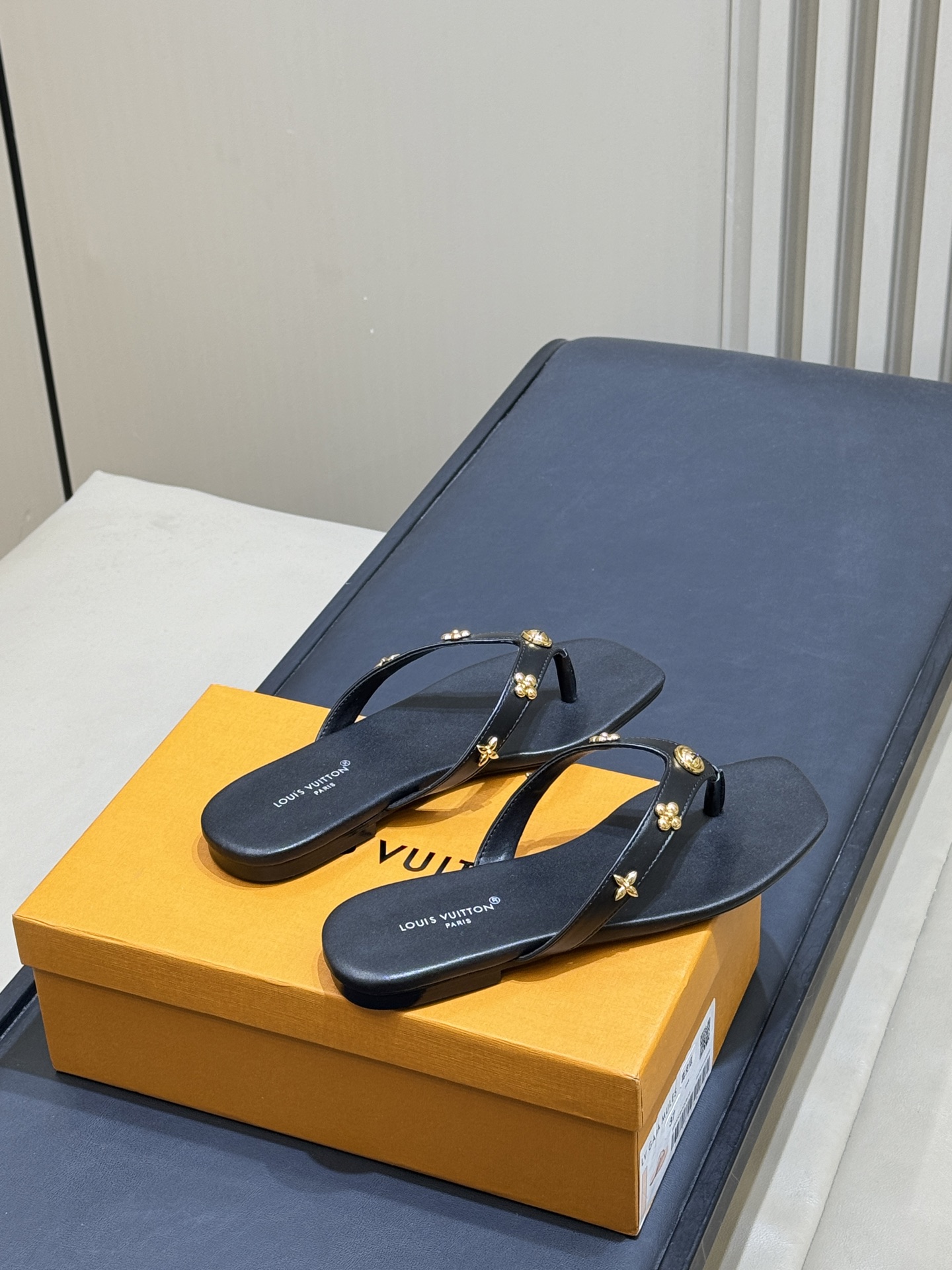 Шлёпанцы Louis Vuitton