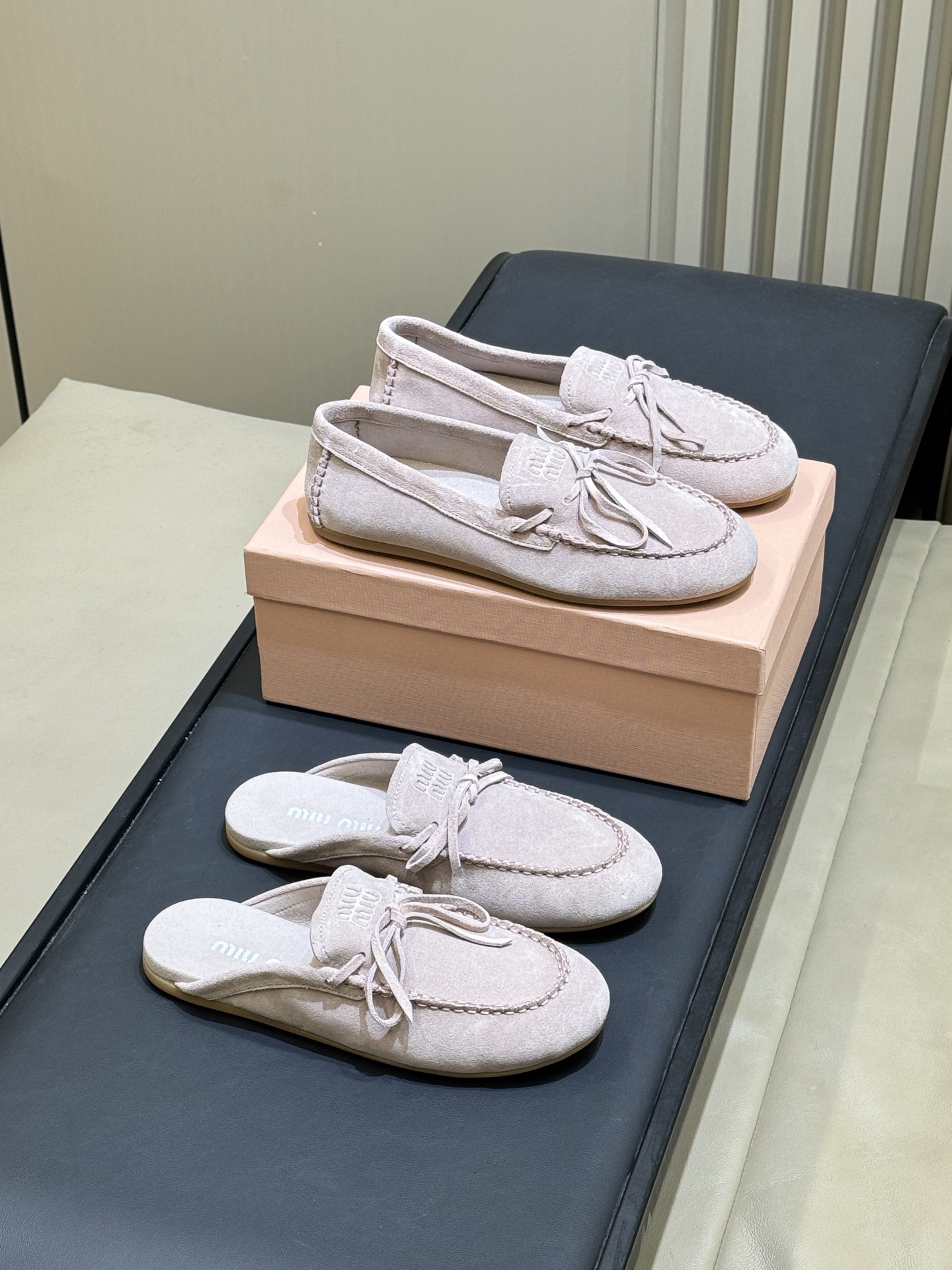 NO:784876,Semi-slip shoes Miu 26ss new arrival~ Miu Miu suede mules, the upper is soft and textured, and the bow + woven details give it a French retro atmosphere!  The flat-soled design is suitable for daily commuting and leisure. It is super convenient to step on, comfortable and fashionable ~ The inner lining of the shoe has a brand logo, so you must pay attention to details!  It looks great with skirts or casual pants, and you can easily switch between multiple styles. Size: 35-40, half drag, miumiu, skirts, chamois leather19860909半拖 单鞋 Miu 26ss new arrival～ Miu Miu麂皮穆勒鞋,鞋面柔软有质感,蝴蝶结+编织细节法式复古氛围感拉满！平底设计,日常通勤、休闲都OK,一脚蹬超方便,舒适又时髦～鞋内衬有品牌标识,细节控必入！搭配裙装或休闲裤都很出彩,轻松切换多种风格 size:35-40,半拖,miumiu,skirts,chamois leather,Women's Shoes