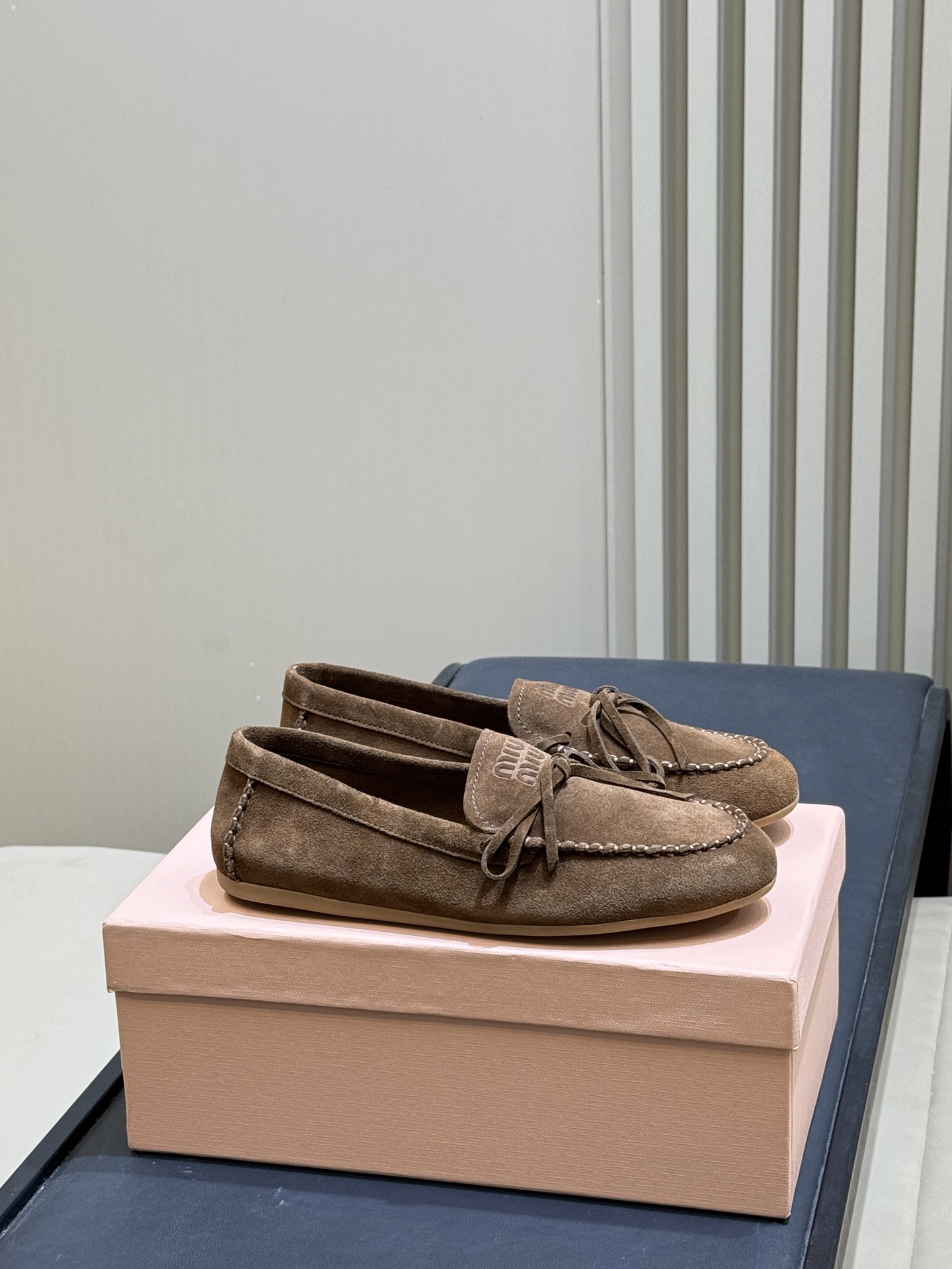 Женские замшевые мюли Miu Miu с бантом