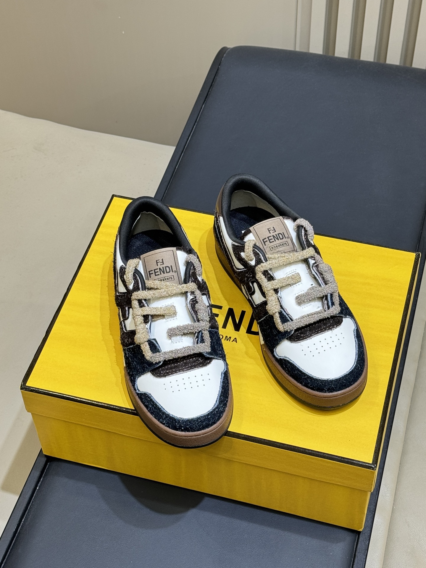 Женские кроссовки Fendi двухцветные с логотипом