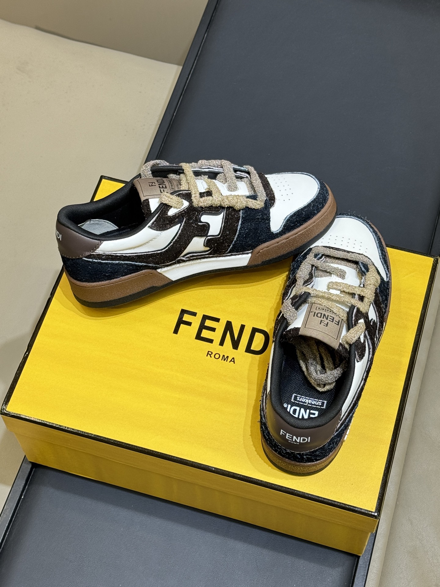 Женские кроссовки Fendi двухцветные с логотипом