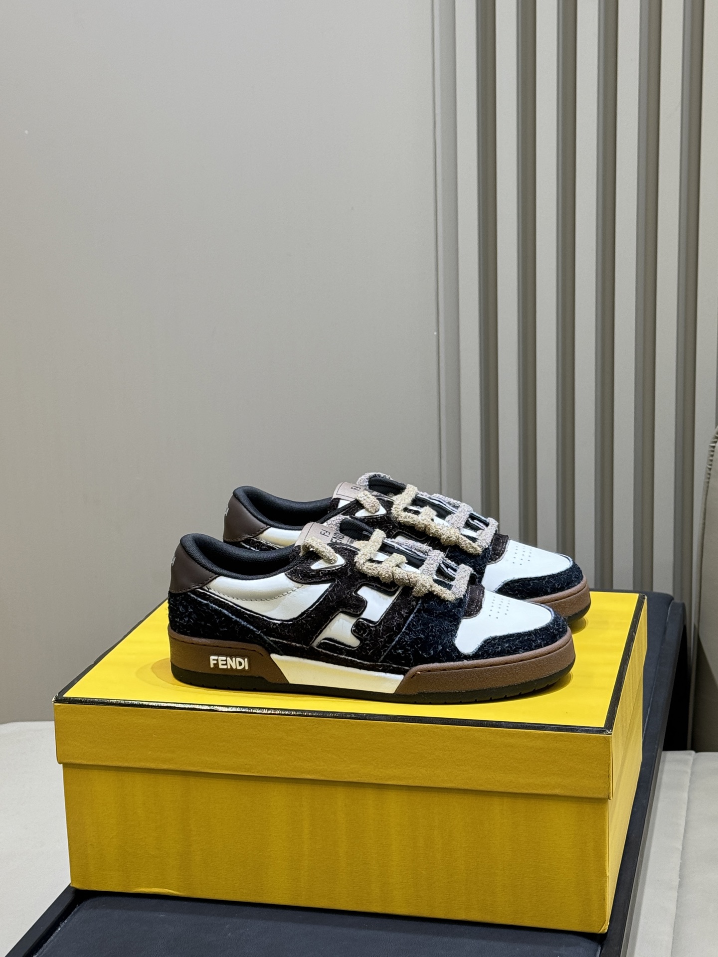 Женские кроссовки Fendi двухцветные с логотипом