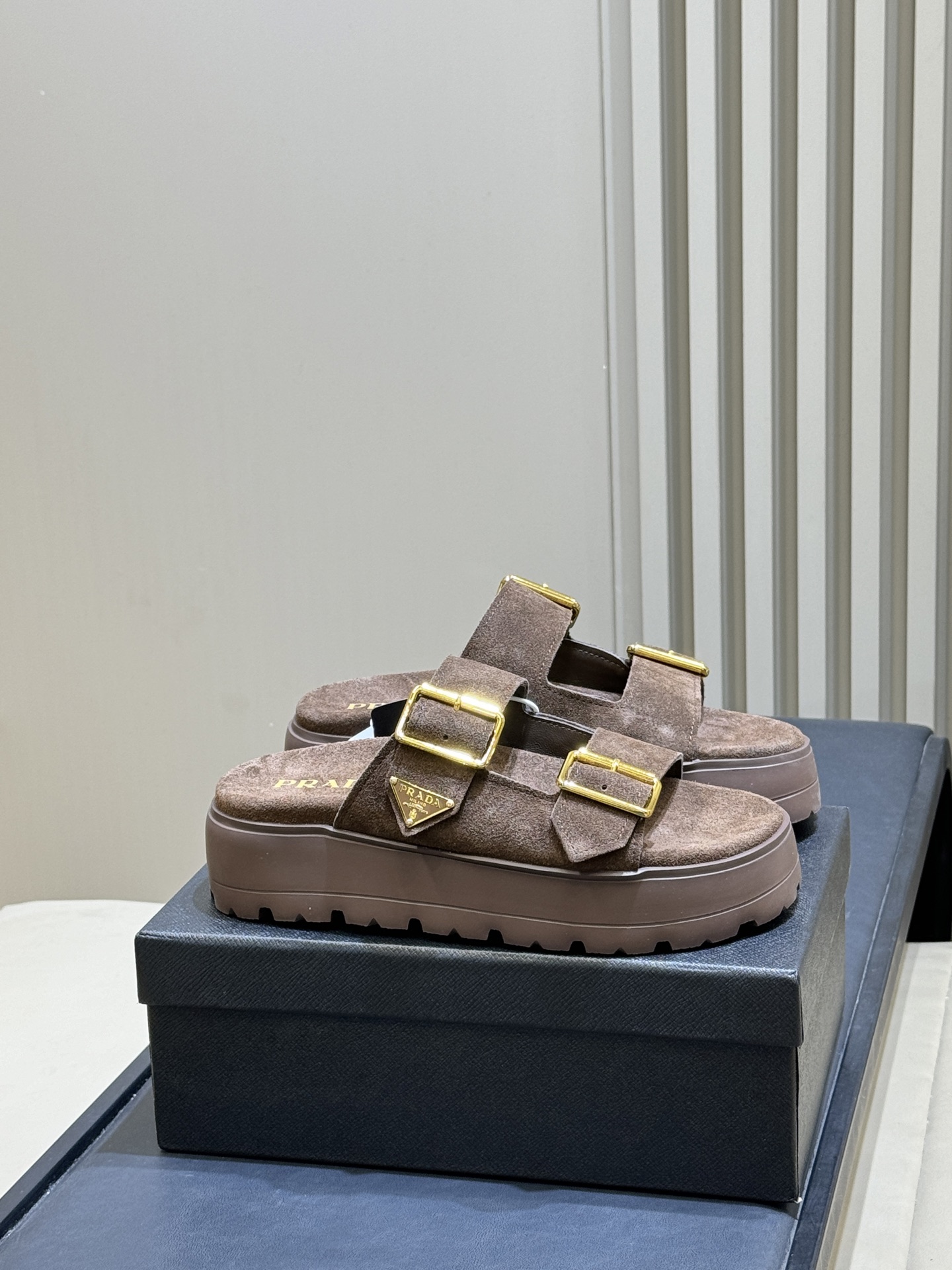 Женские сабо на платформе с пряжками Prada