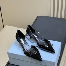 prada 26ss new arrival~高跟单鞋 Prada尖头高跟鞋,选用优质小牛皮,鞋面光泽细腻,质感满分。尖 prada 26ss new arrival~高跟单鞋 Prada尖头高跟鞋,选用优质小牛皮,鞋面光泽细腻,质感满分。尖