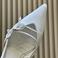 prada 26ss new arrival~高跟单鞋 Prada尖头高跟鞋,选用优质小牛皮,鞋面光泽细腻,质感满分。尖 prada 26ss new arrival~高跟单鞋 Prada尖头高跟鞋,选用优质小牛皮,鞋面光泽细腻,质感满分。尖
