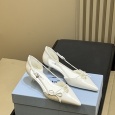 prada 26ss new arrival~高跟单鞋 Prada尖头高跟鞋,选用优质小牛皮,鞋面光泽细腻,质感满分。尖 prada 26ss new arrival~高跟单鞋 Prada尖头高跟鞋,选用优质小牛皮,鞋面光泽细腻,质感满分。尖