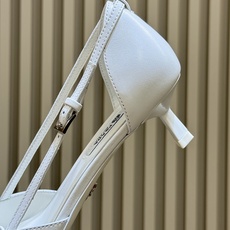 prada 26ss new arrival~高跟单鞋 Prada尖头高跟鞋,选用优质小牛皮,鞋面光泽细腻,质感满分。尖 prada 26ss new arrival~高跟单鞋 Prada尖头高跟鞋,选用优质小牛皮,鞋面光泽细腻,质感满分。尖