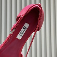 prada 26ss new arrival~高跟单鞋 Prada尖头高跟鞋,选用优质小牛皮,鞋面光泽细腻,质感满分。尖 prada 26ss new arrival~高跟单鞋 Prada尖头高跟鞋,选用优质小牛皮,鞋面光泽细腻,质感满分。尖