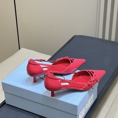 prada 26ss new arrival~高跟单鞋 Prada尖头高跟鞋,选用优质小牛皮,鞋面光泽细腻,质感满分。尖 prada 26ss new arrival~高跟单鞋 Prada尖头高跟鞋,选用优质小牛皮,鞋面光泽细腻,质感满分。尖
