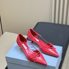 prada 26ss new arrival~高跟单鞋 Prada尖头高跟鞋,选用优质小牛皮,鞋面光泽细腻,质感满分。尖 prada 26ss new arrival~高跟单鞋 Prada尖头高跟鞋,选用优质小牛皮,鞋面光泽细腻,质感满分。尖