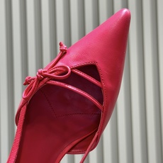 prada 26ss new arrival~高跟单鞋 Prada尖头高跟鞋,选用优质小牛皮,鞋面光泽细腻,质感满分。尖 prada 26ss new arrival~高跟单鞋 Prada尖头高跟鞋,选用优质小牛皮,鞋面光泽细腻,质感满分。尖