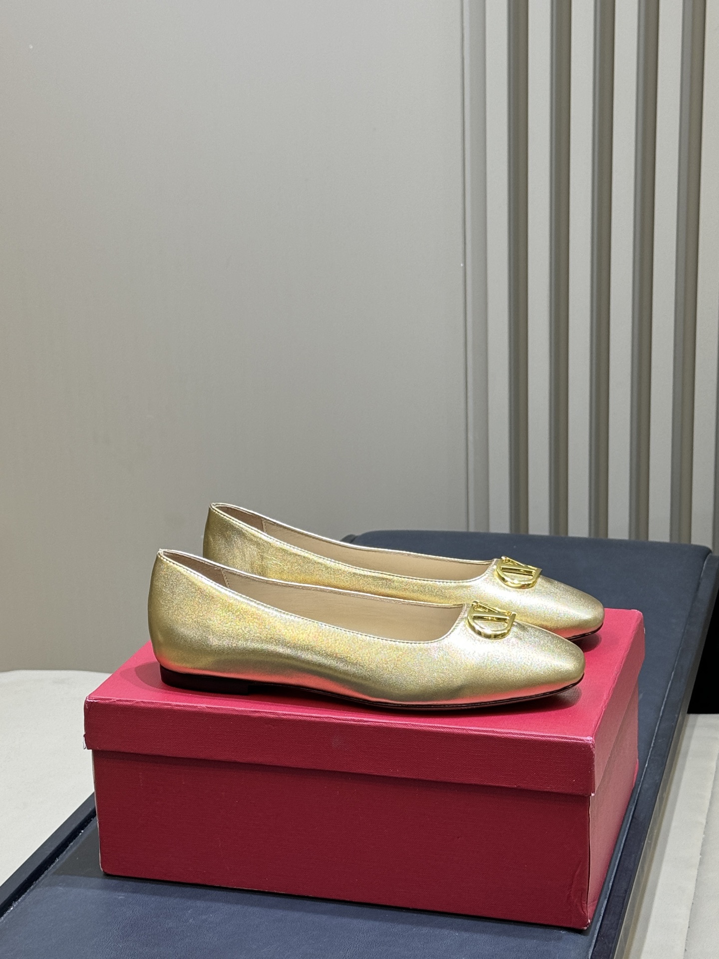 Золотые женские балетки Valentino VLOGO Signature