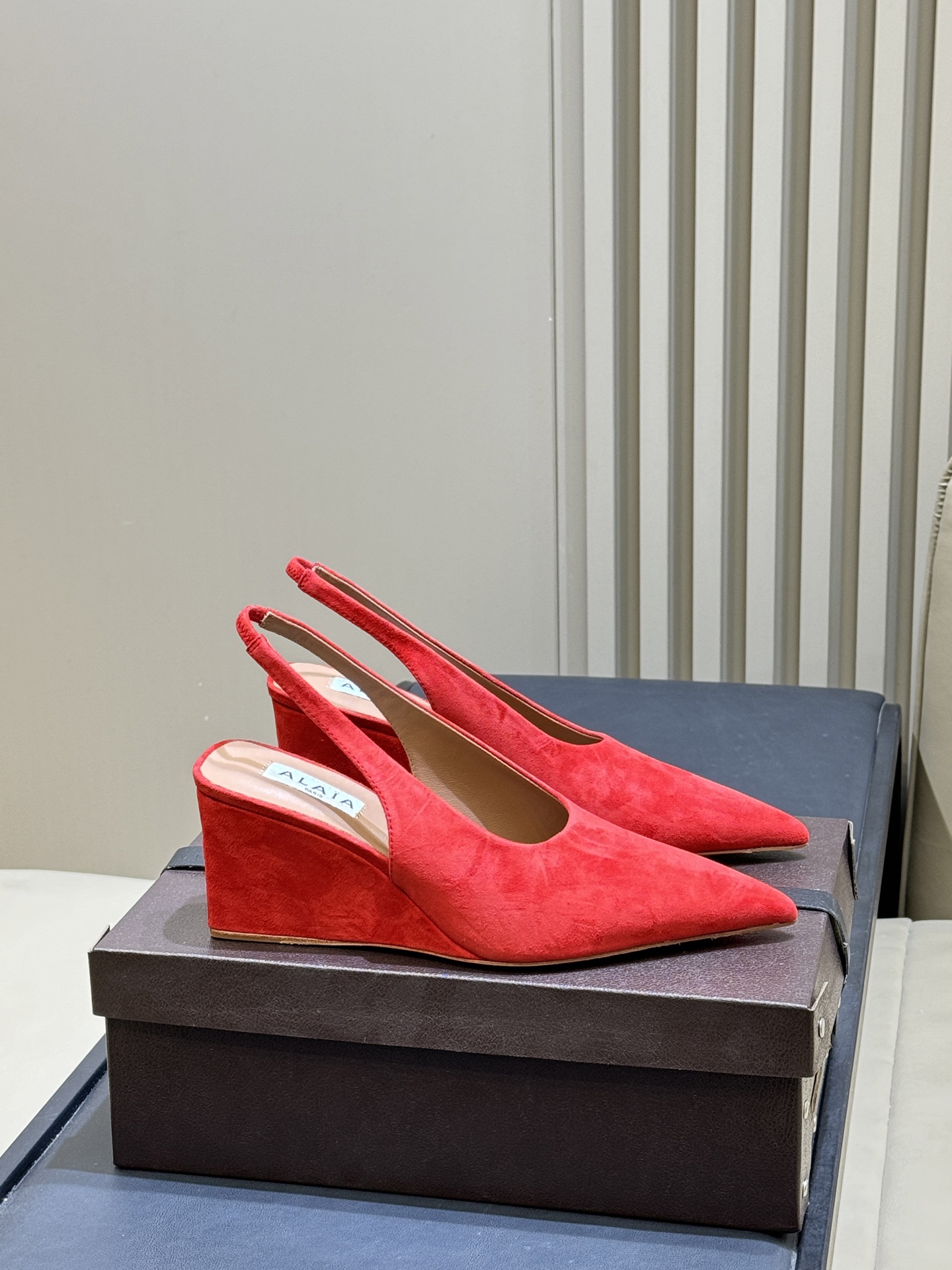 NO:818972,alaia ss26 wedge sandals series cube satin mules, cubic heel design, delicate satin exposed style, fixed modern style. size 35-41, sandals, alaia, sandals19860909alaia ss26 坡跟凉鞋系列 立方体缎面穆勒鞋,立方鞋跟设计,细腻缎光暗露格调,定格摩登之型. size 35-41,凉鞋,alaia,sandals,Women's Shoes