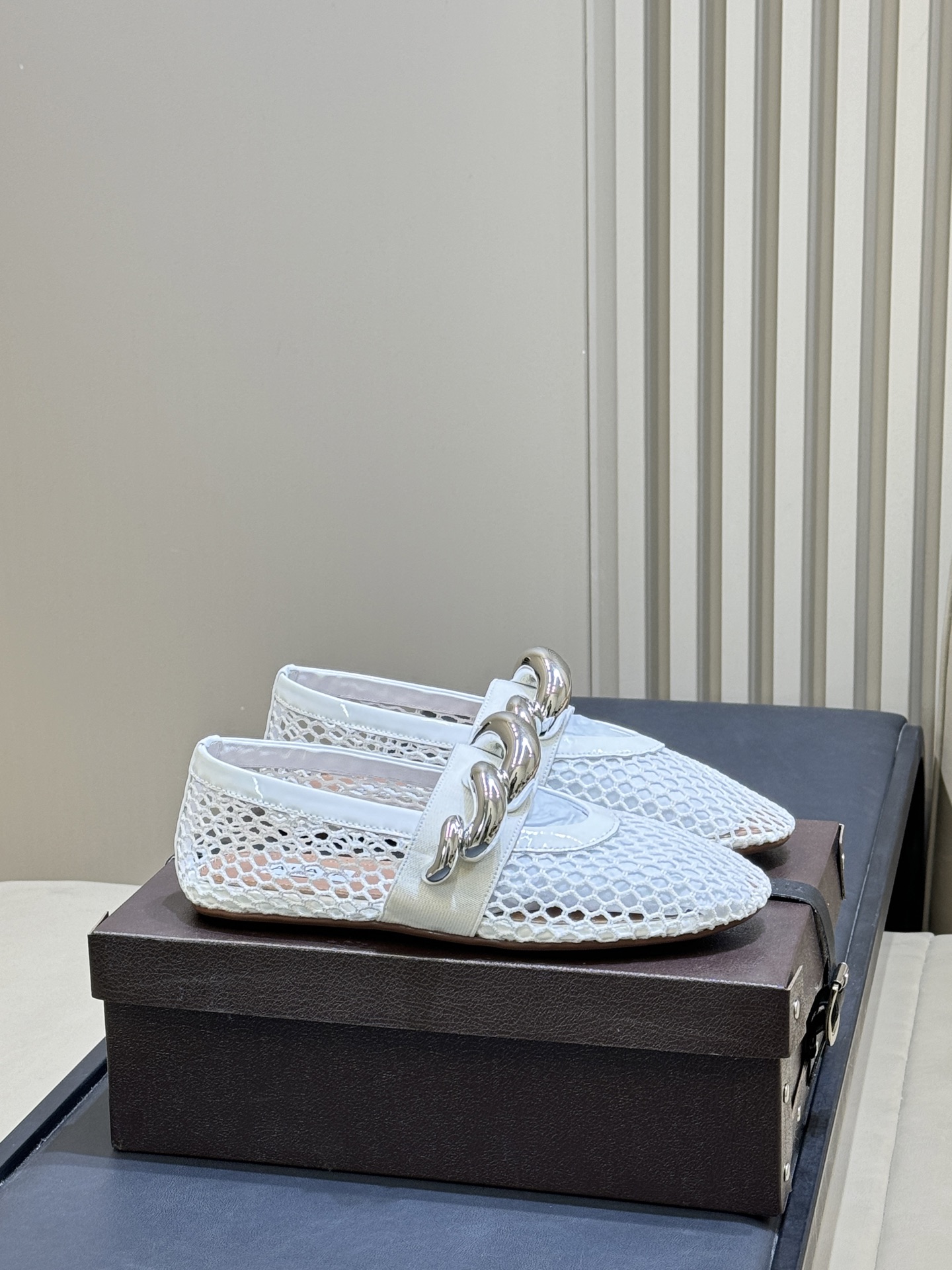 NO:818966,Alaa hollow ballet shoes are made of mesh material + metal chain decoration, which are exquisite and recognizable. The shallow round toe design is super breathable for spring and summer wear, and the soft sole is comfortable, suitable for daily commuting or leisure!  Red tone + hollow details, fashionable and versatile, looks great with skirts or cropped pants, easily enhances the look size: 35-41, single shoes, skirts19860909Alaa镂空芭蕾舞鞋,采用网纱材质+金属链条装饰,精致又有辨识度.浅口圆头设计,春夏穿超透气,软底舒适,日常通勤或休闲都OK！红色调+镂空细节,时髦又百搭,搭裙装或九分裤都很出彩,轻松提升造型感 size:35-41,单鞋,skirts,Women's Shoes