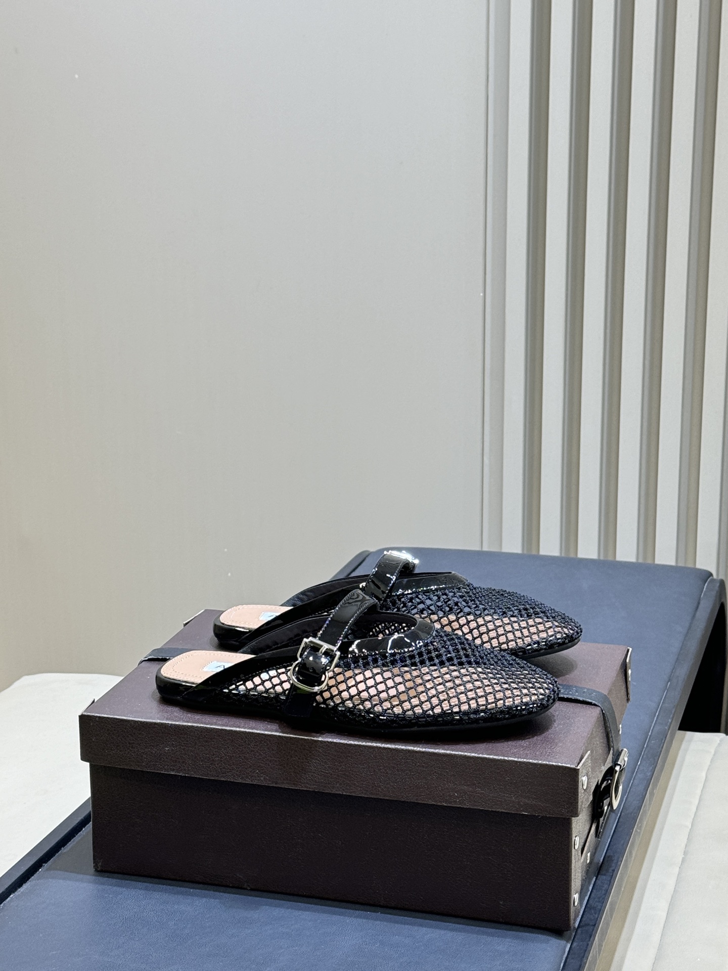 NO:818942,alaia 26ss new arrival～Fishnet series is a popular item with a popular aesthetic nowadays. But it should be this year. This brand will probably be out of business after this year, so while it is hot, hurry up and be fashionable!  size 35-41, semi-trailer, alaia19860909alaia 26ss new arrival～渔网系列 爆单品,时下流行审美.不过应该就今年吧,这牌子过了今年应该没戏,所以趁着有热度,赶紧时髦一把！ size 35-41,半拖,alaia,Women's Shoes