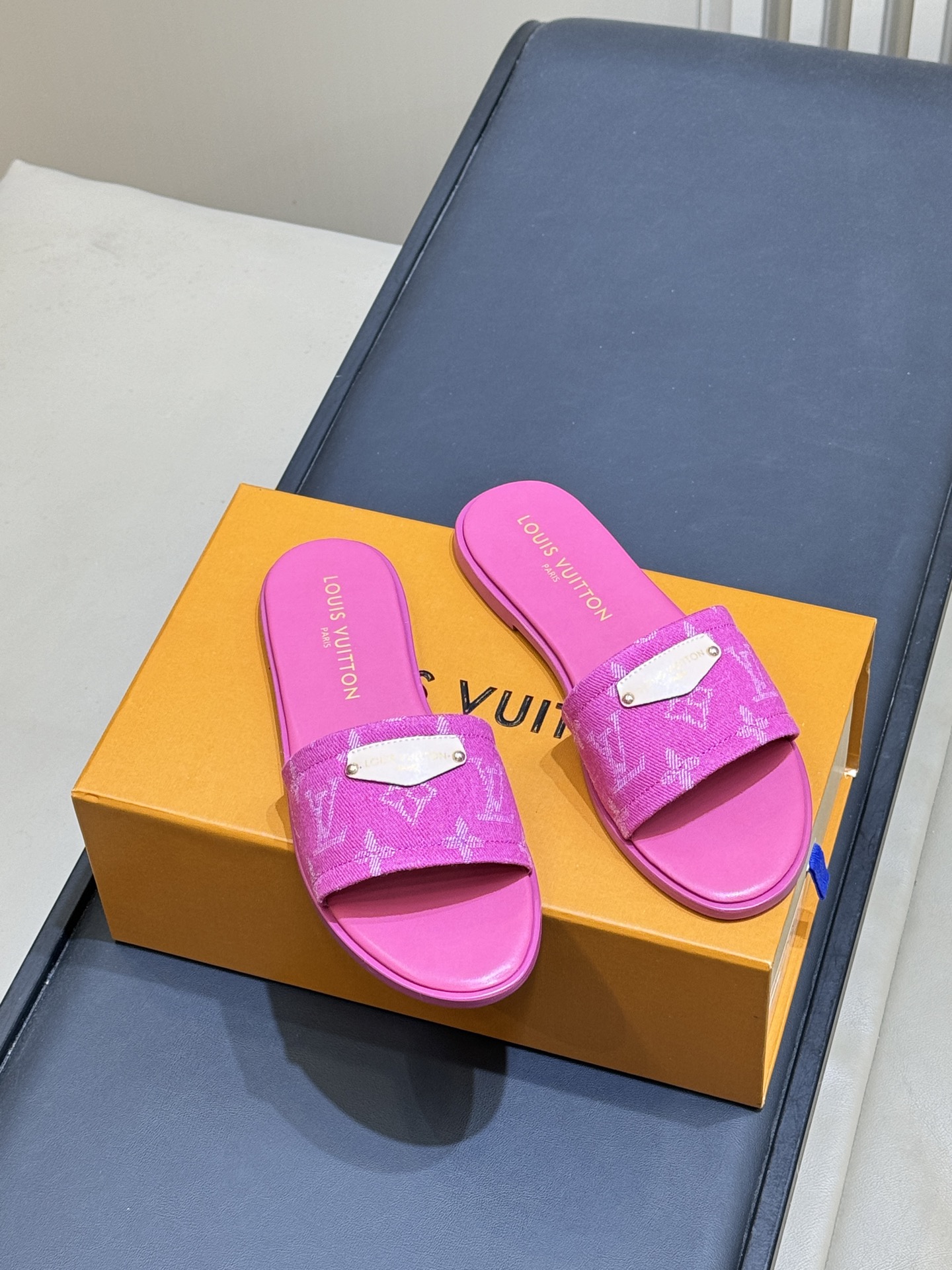 Шлёпанцы Louis Vuitton