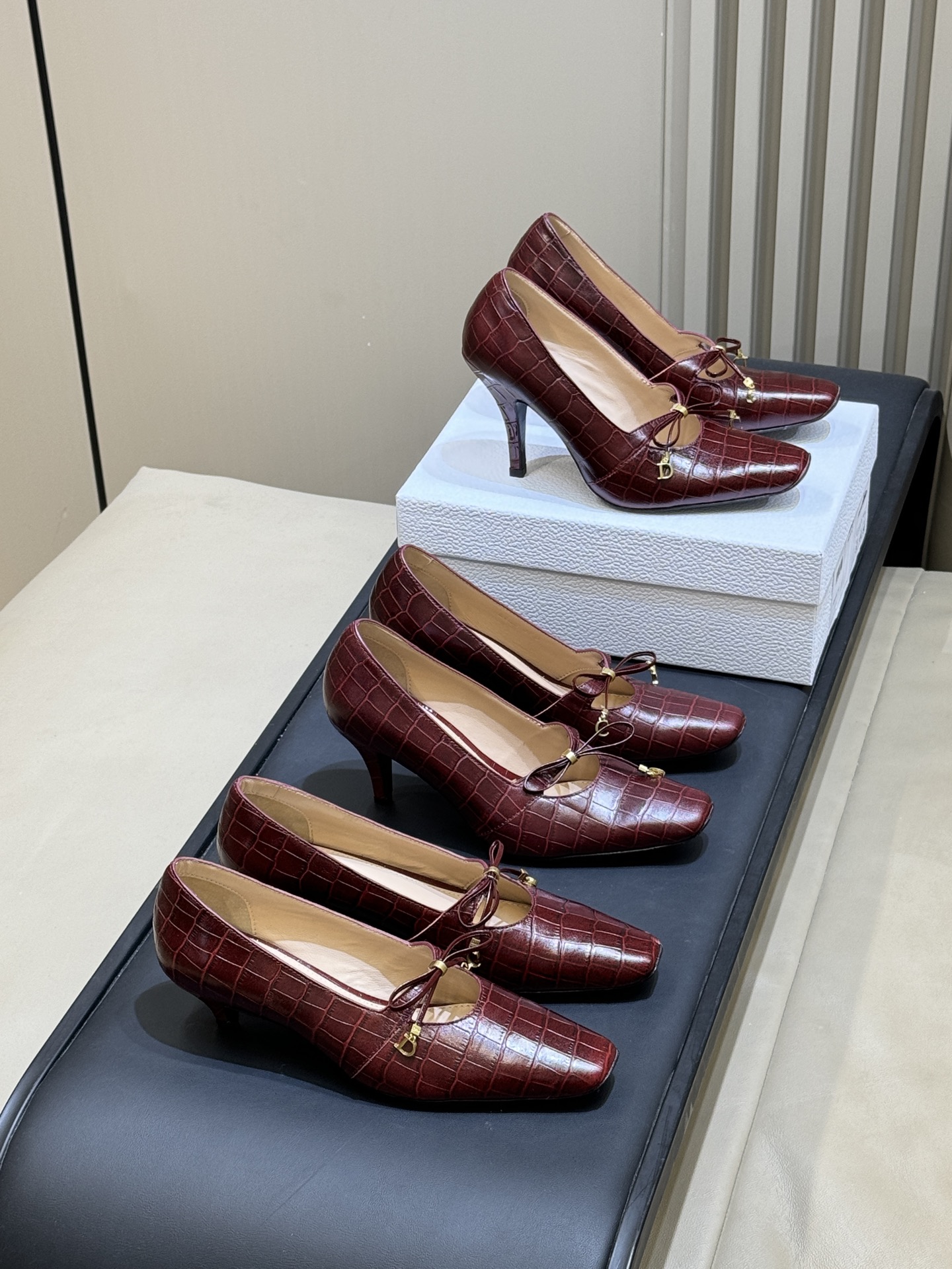 NO:818935,Dio ss26 new arrival～High-heeled shoes Dior square-toe high-heeled shoes, crocodile pattern leather + metal bow, elegant and modern. The square-toe design modifies the foot shape, comfortable and fashionable, and the mid-heel height elongates the leg line, making it easy to manage for commuting and dating. The crocodile pattern details are super textured, and the metal decoration enhances sophistication. It is a high-end item with both practicality and design, suitable for sisters who pursue quality!  size:35-41, high heels shoes, dior, high heels19860909Dio ss26 new arrival～高跟鞋 Dior方头高跟鞋,鳄鱼纹皮革+金属蝴蝶结,优雅又有现代感.方头设计修饰脚型,舒适又时髦,中跟高度拉长腿部线条,通勤约会都能轻松驾驭.鳄鱼纹细节超有质感,金属装饰提升精致度,是实用与设计感兼具的高端单品,适合追求品质的姐妹们！ size:35-41,高跟鞋单鞋,dior,high heels,Women's Shoes