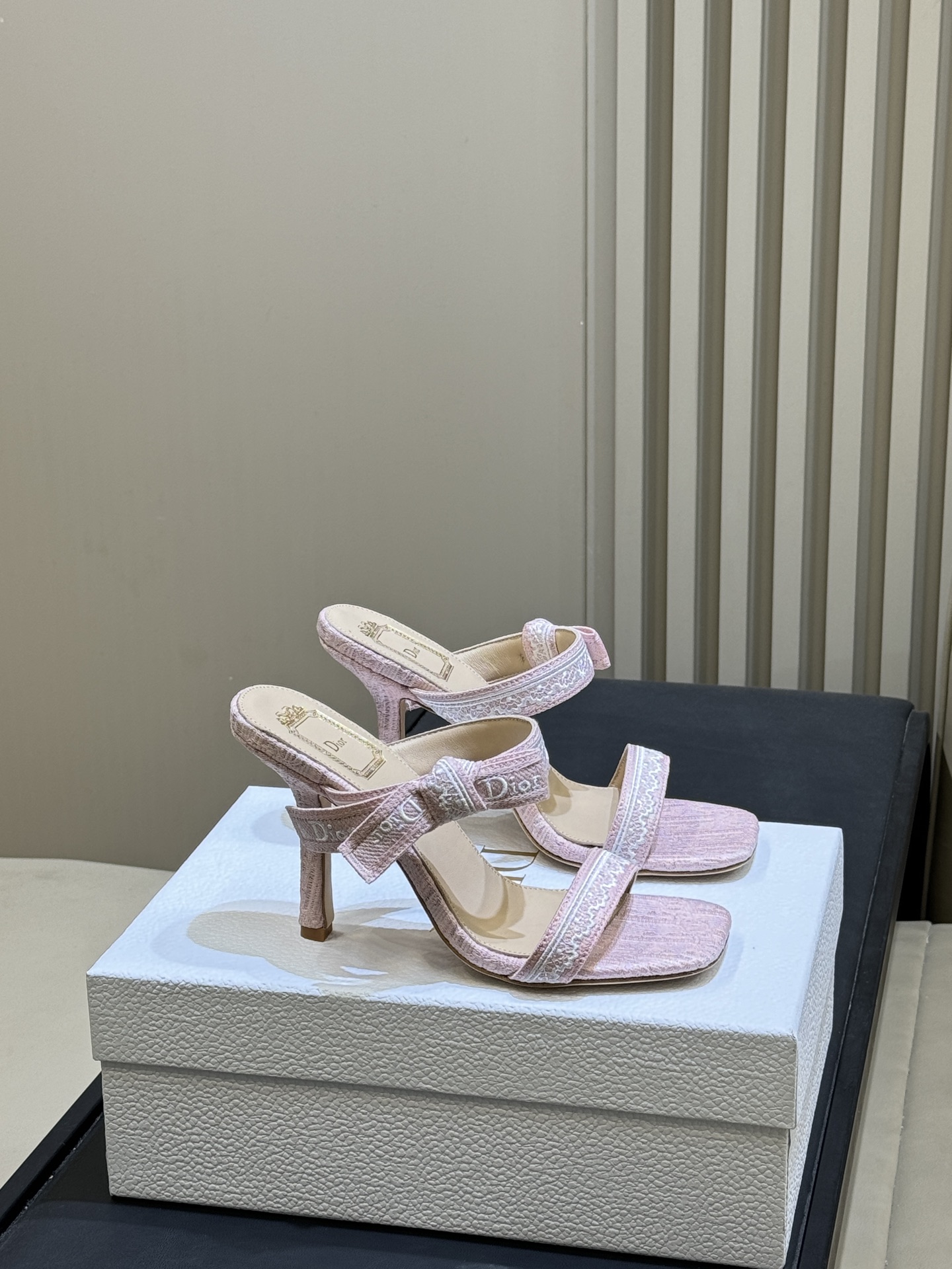 NO:818934,Dio ss26 new arrival～High-heeled sandals Dior high-heeled sandals are exquisite and elegant, with the 'Dior' logo printed on the shoelaces, full of brand sense. The medium-high heel design elongates the leg line while taking into account comfort, and the square toe shape is fashionable and practical. The lining is soft and suitable for long-term wear. It can be easily worn with skirts or trousers. It is outstanding in daily or formal occasions. Size: 35-41, high heels and slippers, dior, sandals, high heels, slippers, skirts19860909Dio ss26 new arrival～高跟凉鞋 Dior高跟凉拖,精致优雅,鞋带印有“Dior”标志,品牌感满满.中高跟设计,拉长腿部线条同时兼顾舒适,方头造型时尚又实用.内衬柔软,适合长时间穿着,无论搭配裙装还是裤装都能轻松驾驭,日常或正式场合都很出彩 size:35-41,高跟鞋拖鞋,dior,sandals,high heels,slippers,skirts,Women's Shoes