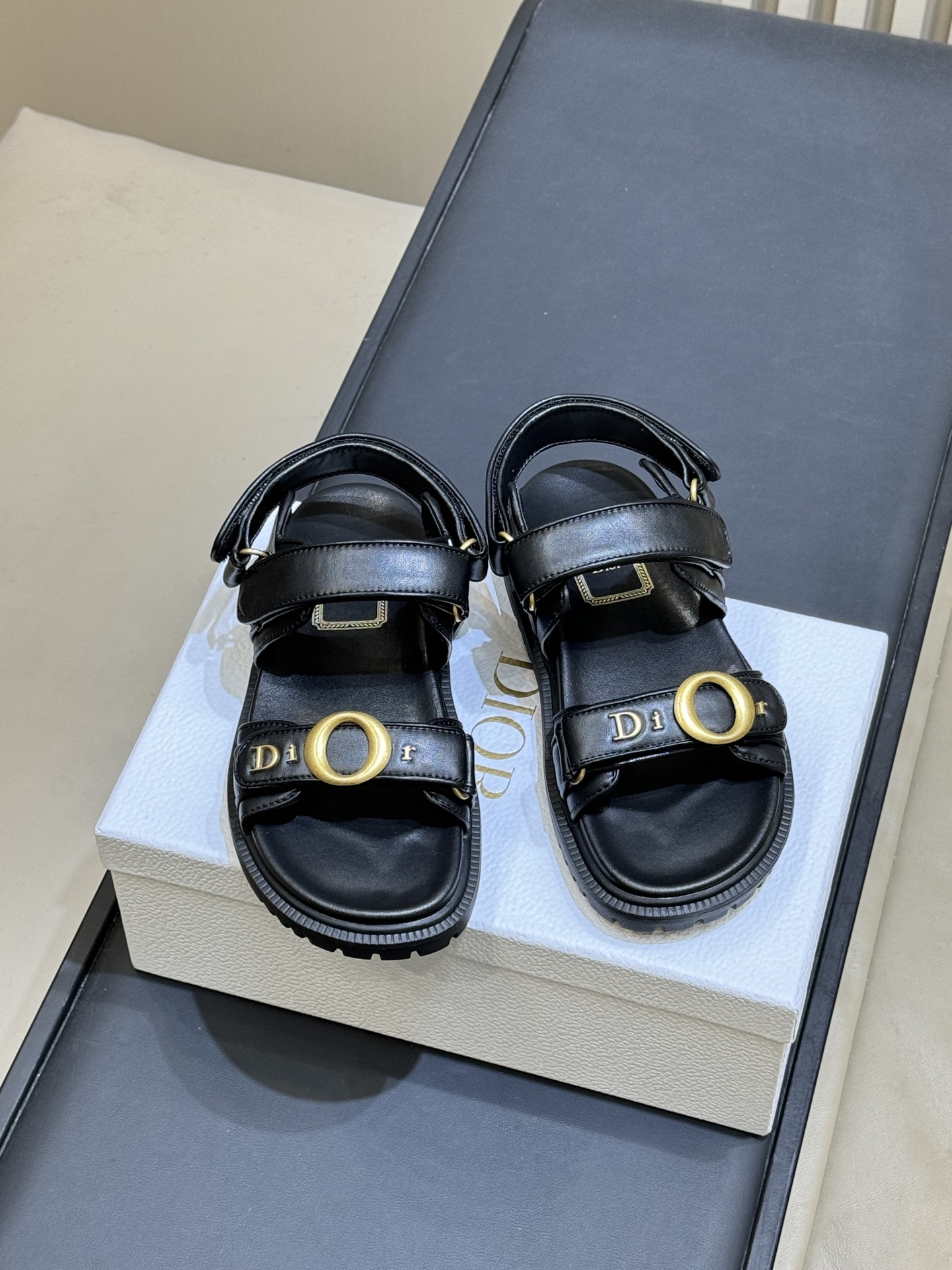 Сандалии черные с логотипом Dior
