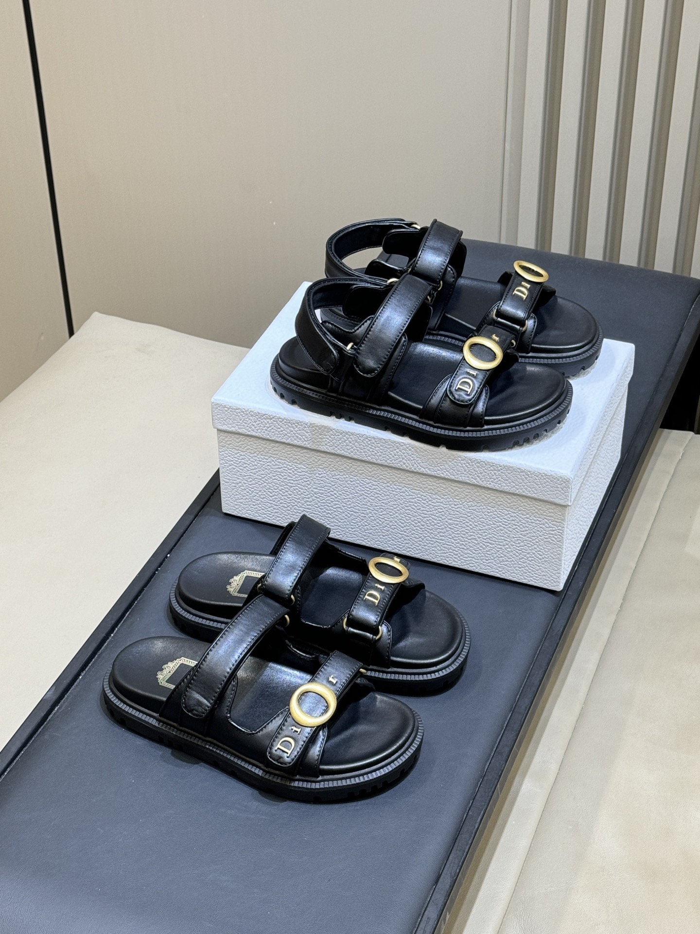 Сандалии черные с логотипом Dior