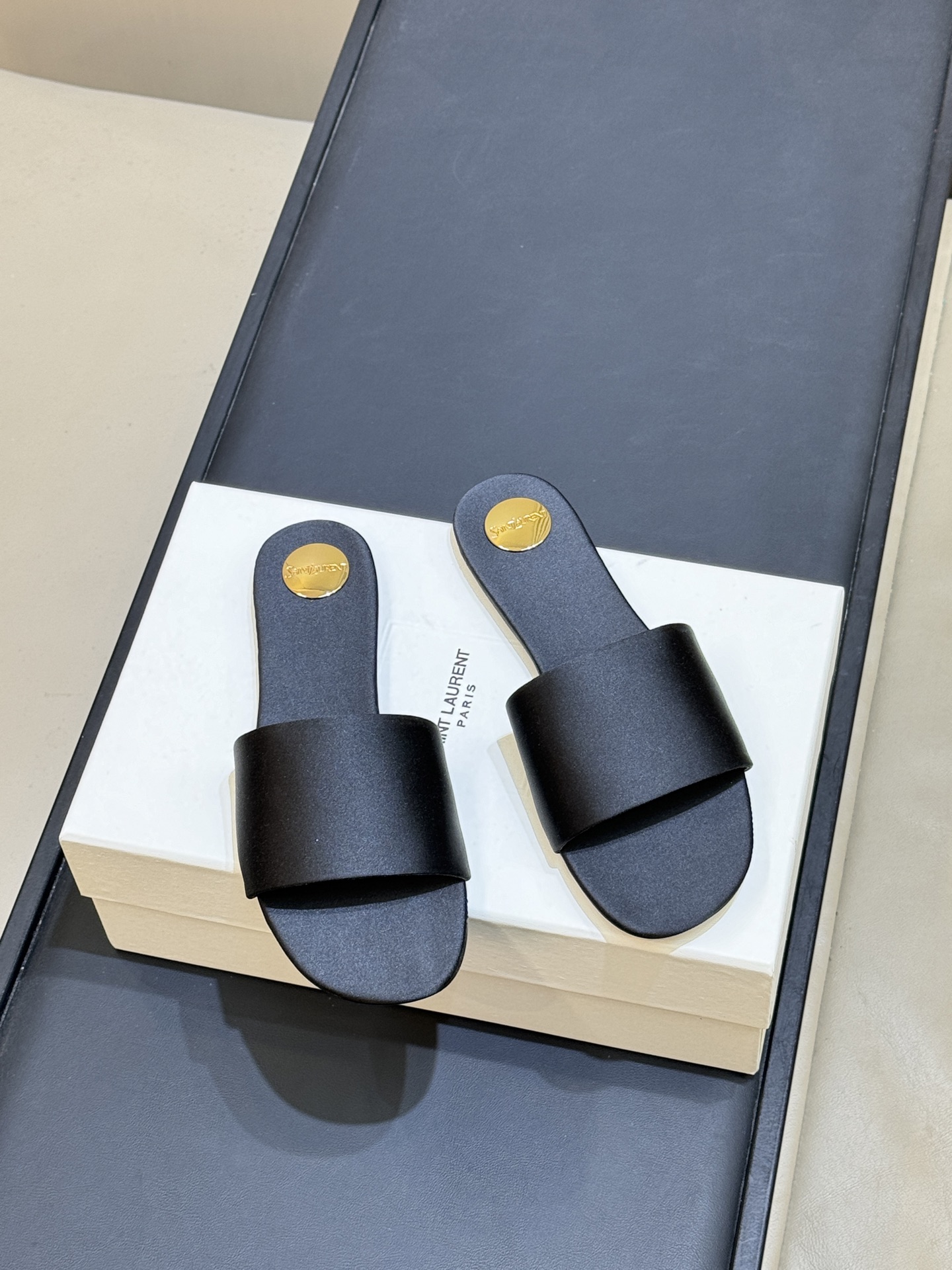 Шлёпанцы Saint Laurent из черной атласной ткани