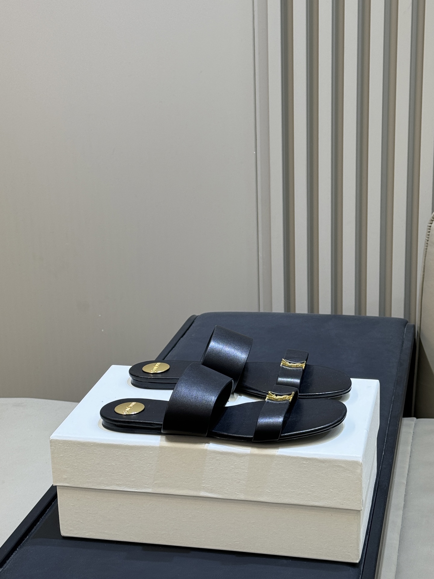 NO:887821,YSL 26ss new arrival～sandals, double wide band design + metal logo, simple and highly recognizable!  The genuine leather material is soft and comfortable, and the soft bottom structure is suitable for daily wear or vacation. The flat bottom design is stable for walking, fashionable and versatile, and can be easily worn with skirts and casual pants. It is a must-have item for going out in summer!  size:35-42 (40.41.42 customization is not returnable), slippers, saint laurent, slippers, skirts19860909YSL 26ss new arrival～凉拖 双宽带设计+金属Logo,简约又超有辨识度！真皮材质柔软舒适,软底结构,日常外穿或度假都很OK.平底设计走路稳稳的,时尚百搭,裙装休闲裤都能轻松驾驭,夏天出街必备单品！ size:35-42（40.41.42定制不退换）,拖鞋,saint laurent,slippers,skirts,Women's Shoes