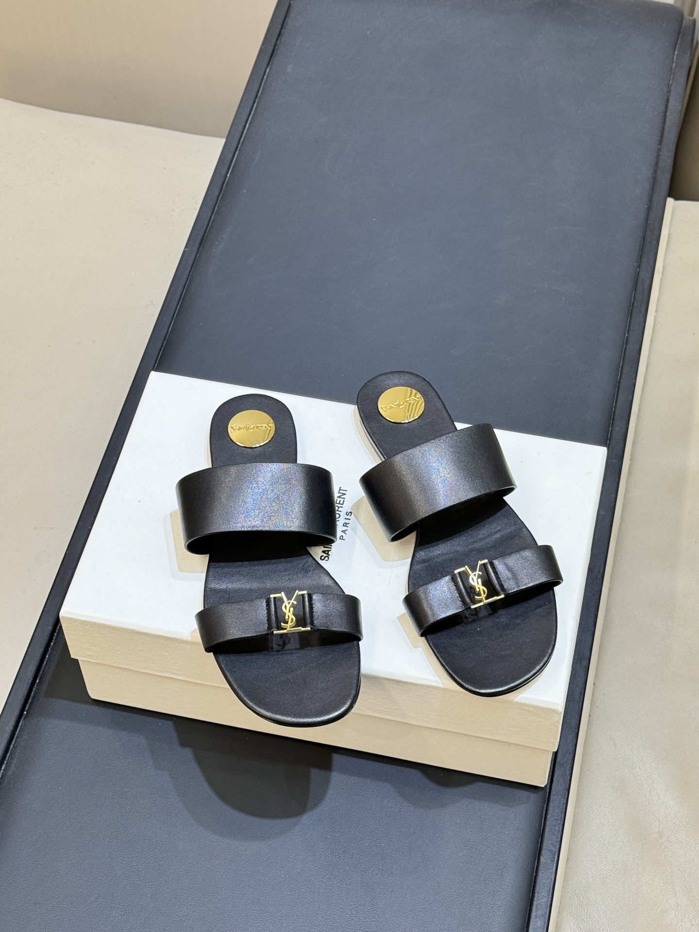 Женские сандалии YSL с металлическим логотипом Saint Laurent