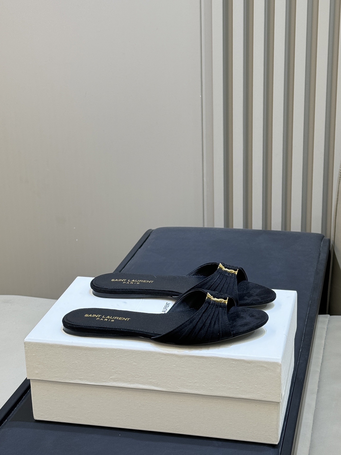 Женские черные замшевые мюли Saint Laurent с декором