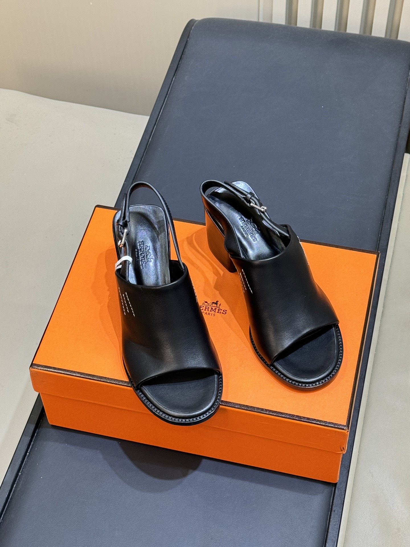 Женские черные босоножки на каблучке с ремешком Hermès