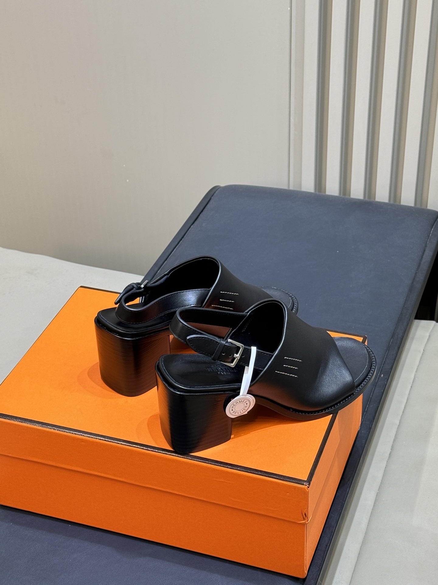 Женские черные босоножки на каблучке с ремешком Hermès