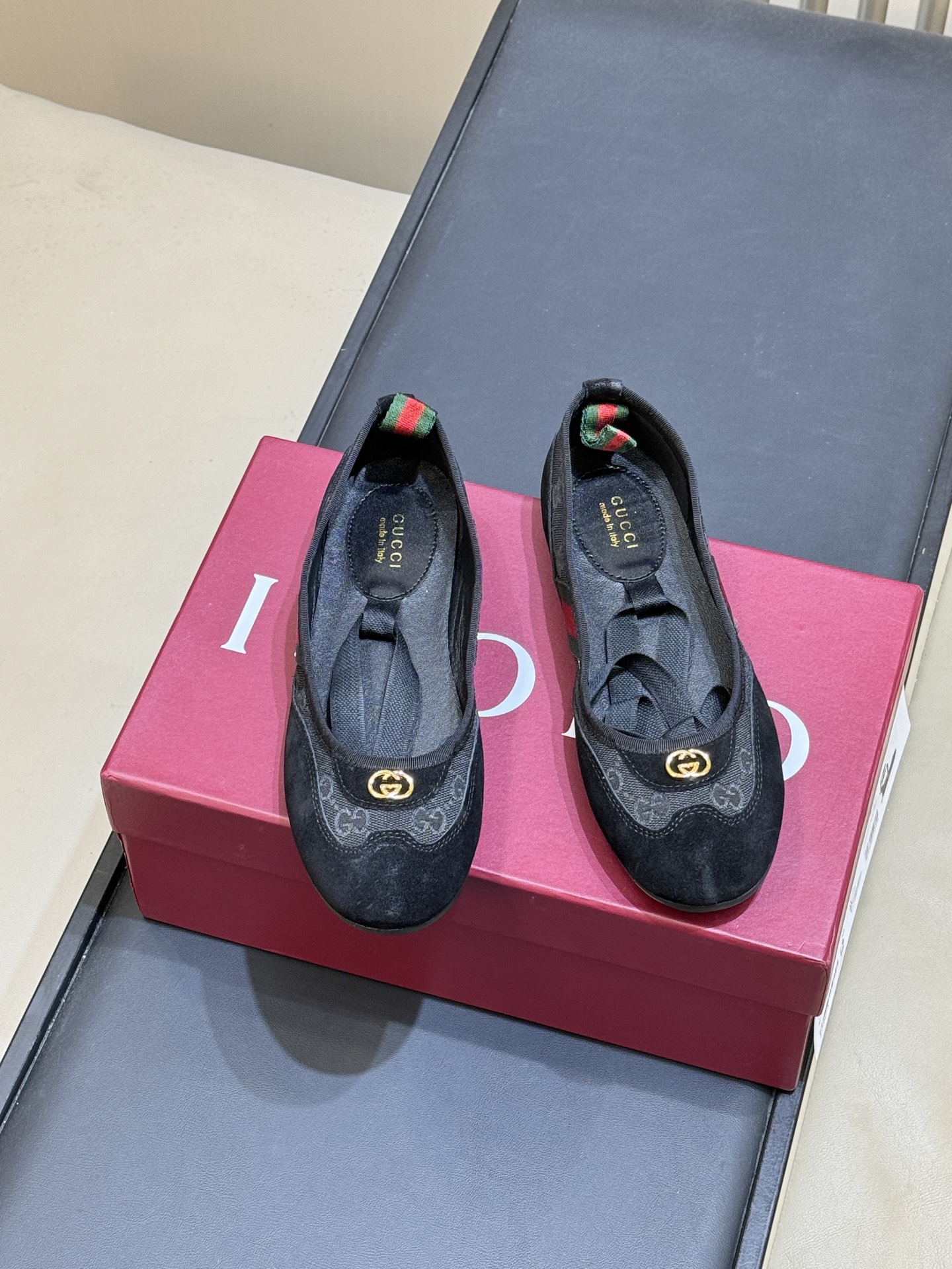 Балетки Gucci с двуброшью и декоративными элементами