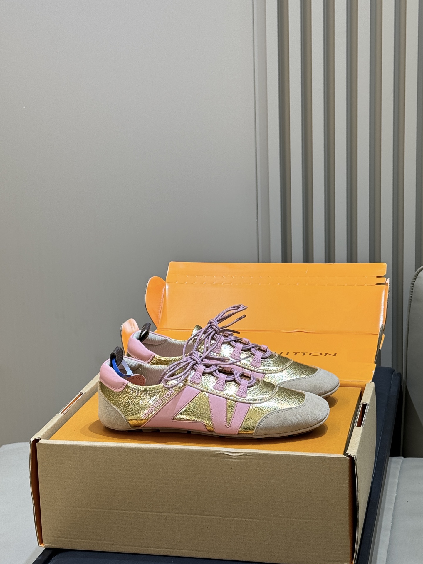 NO:882189,Top quality LV 26ss new arrival~ It’s so pretty, jade green, taro purple, khaki and pink, oh my god, what amazing colors are they? It’s so catchy, I want every color!  The lambskin upper is very soft, and the sole is a new flower that bloomed this year. It is very beautiful and very durable!  size 35-41,casual shoes/sports shoes,louis vuitton,sneakers,sheepskin19860909顶级品质 LV 26ss new arrival～ 也太好看了吧,玉绿色、香芋紫、卡其配粉,妈呀都是些什么神仙配色啊,太抓人了,每个配色都想要！ 小羊皮哦鞋面特别软,鞋底是今年新开的底花很漂亮,很耐穿的感觉！ size 35-41,休闲鞋/运动鞋,louis vuitton,sneakers,sheepskin,Women's Shoes