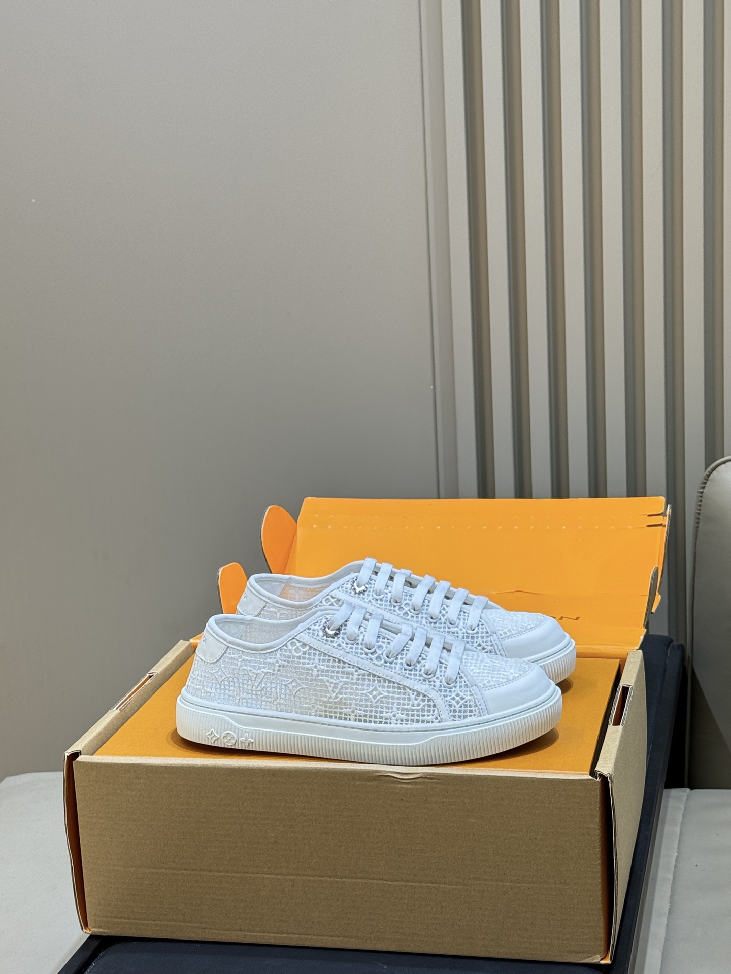 NO:885979,Top quality lv 26ss new arrival～Mesh breathable casual shoes, a hot-selling new shoe model as soon as it was launched, Lagoon Sneaker shows classic style and exudes a touch of retro atmosphere. Exquisite details, embellished with Louis Vuitton standard natural leather decoration and gold engraved logo perforations. It is also equipped with a white rubber sole embellished with Monogram floral pattern, the design is more perfect 55500 Come to the store to try it on, it is really good to wear and look good! ! Looks good with various styles, size 35-41, casual shoes/sneakers, louis vuitton, louis vuitton, sneakers19860909顶级品质 lv 26ss new arrival～网面透气休闲鞋 一上市就熱銷爆賣新鞋款 Lagoon Sneaker 展現經典風格,散發淡淡的復古氣息. 精緻的細節,綴有路易威登標準的天然皮革裝飾及金色鐫刻標誌穿孔.並配有綴有 Monogram花卉圖案的白色橡膠鞋底,設計更趨完美55500 趕快來店試穿看看,真的好穿又好看！！ 搭配各種風格都好看 size 35-41,休闲鞋/运动鞋,louis vuitton,louis vuitton,sneakers,Women's Shoes