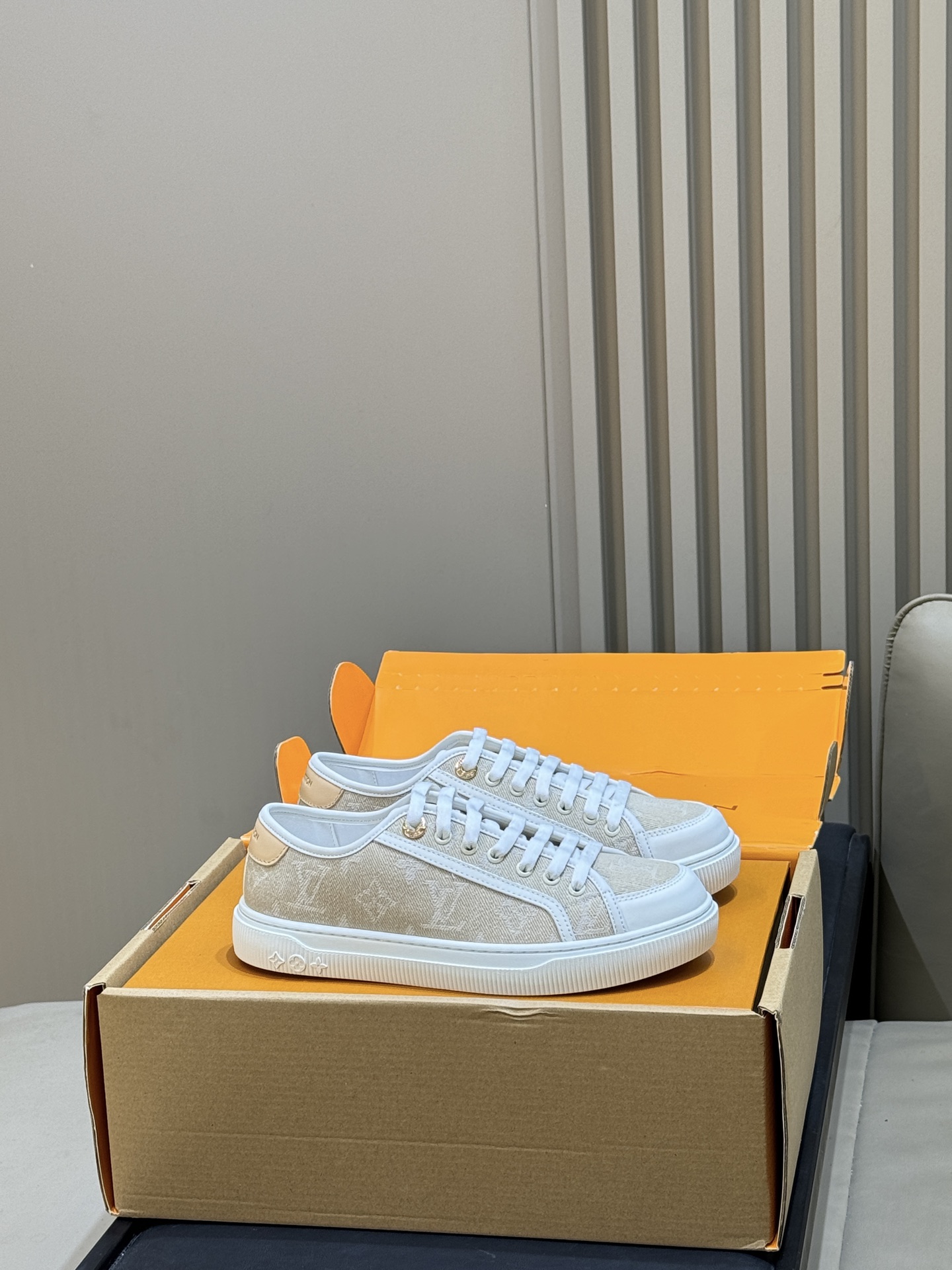 NO:885989,Top quality lv 26ss new arrival ~ Casual shoes, a hot-selling new shoe model as soon as it was launched, Lagoon Sneaker shows classic style and exudes a touch of retro atmosphere. Exquisite details, decorated with Louis Vuitton standard natural leather decoration and gold engraved logo perforations. It is also equipped with a white rubber sole embellished with Monogram floral pattern, the design is more perfect 55500 Come to the store to try it on, it is really good to wear and look good! ! Looks good with various styles, size 35-41, casual shoes/sneakers, louis vuitton, louis vuitton, sneakers19860909顶级品质 lv 26ss new arrival～休闲鞋 一上市就熱銷爆賣新鞋款 Lagoon Sneaker 展現經典風格,散發淡淡的復古氣息. 精緻的細節,綴有路易威登標準的天然皮革裝飾及金色鐫刻標誌穿孔.並配有綴有 Monogram花卉圖案的白色橡膠鞋底,設計更趨完美55500 趕快來店試穿看看,真的好穿又好看！！ 搭配各種風格都好看 size 35-41,休闲鞋/运动鞋,louis vuitton,louis vuitton,sneakers,Women's Shoes
