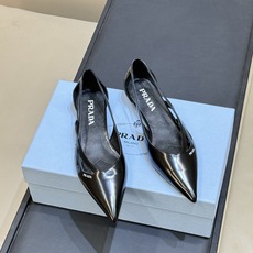 prada 26ss new arrival~高跟单鞋 Prada尖头高跟鞋,选用优质小牛皮,鞋面光泽细腻,质感满分。优 prada 26ss new arrival~高跟单鞋 Prada尖头高跟鞋,选用优质小牛皮,鞋面光泽细腻,质感满分。优