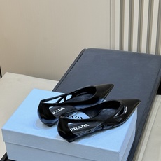 prada 26ss new arrival~高跟单鞋 Prada尖头高跟鞋,选用优质小牛皮,鞋面光泽细腻,质感满分。优 prada 26ss new arrival~高跟单鞋 Prada尖头高跟鞋,选用优质小牛皮,鞋面光泽细腻,质感满分。优