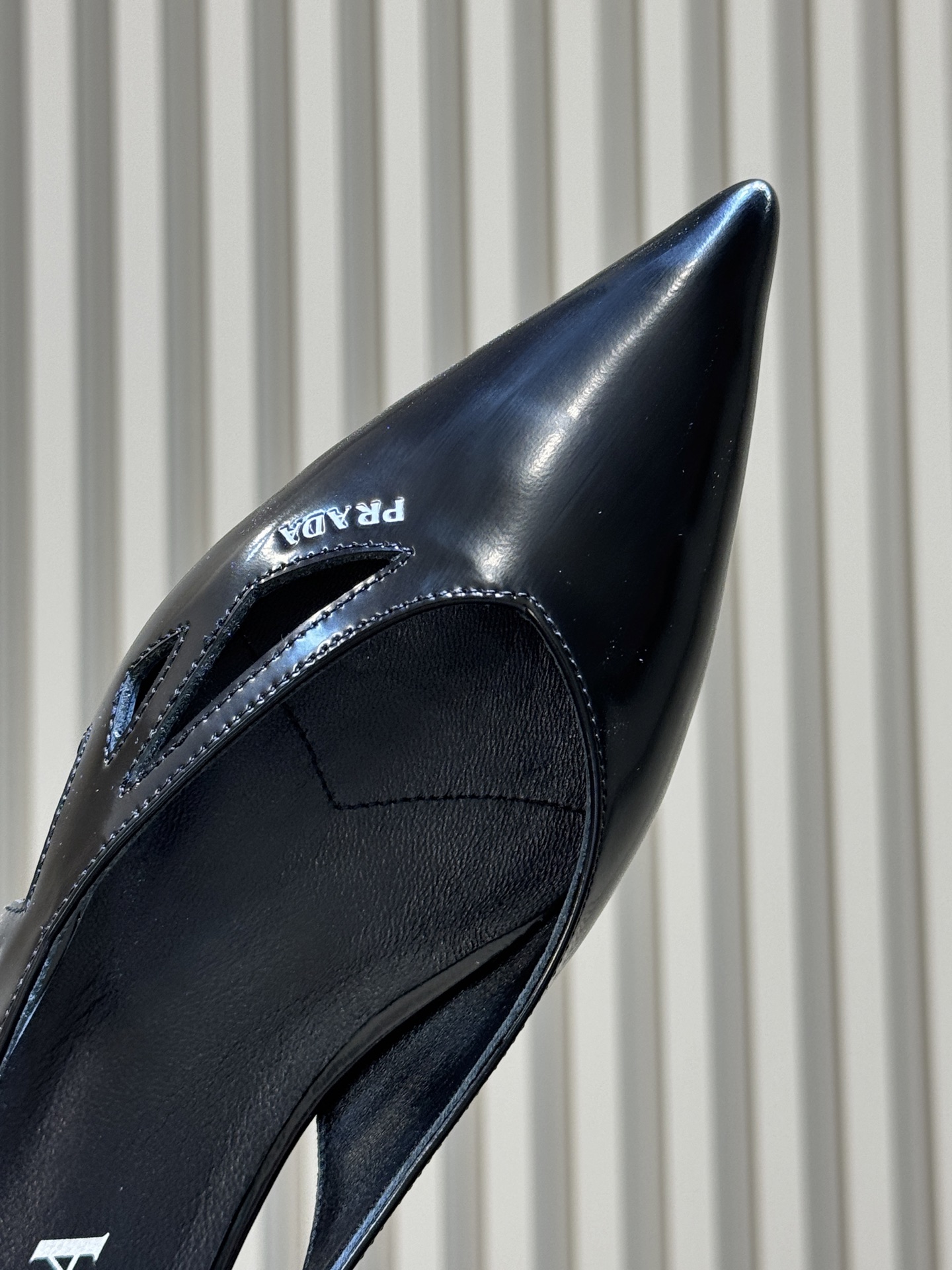 prada 26ss new arrival~高跟单鞋 Prada尖头高跟鞋,选用优质小牛皮,鞋面光泽细腻,质感满分。优 prada 26ss new arrival~高跟单鞋 Prada尖头高跟鞋,选用优质小牛皮,鞋面光泽细腻,质感满分。优