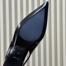 prada 26ss new arrival~高跟单鞋 Prada尖头高跟鞋,选用优质小牛皮,鞋面光泽细腻,质感满分。尖 prada 26ss new arrival~高跟单鞋 Prada尖头高跟鞋,选用优质小牛皮,鞋面光泽细腻,质感满分。尖