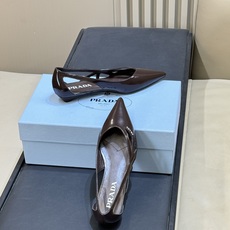 prada 26ss new arrival~高跟单鞋 Prada尖头高跟鞋,选用优质小牛皮,鞋面光泽细腻,质感满分。尖 prada 26ss new arrival~高跟单鞋 Prada尖头高跟鞋,选用优质小牛皮,鞋面光泽细腻,质感满分。尖