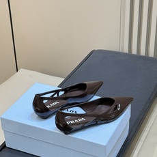 prada 26ss new arrival~高跟单鞋 Prada尖头高跟鞋,选用优质小牛皮,鞋面光泽细腻,质感满分。尖 prada 26ss new arrival~高跟单鞋 Prada尖头高跟鞋,选用优质小牛皮,鞋面光泽细腻,质感满分。尖