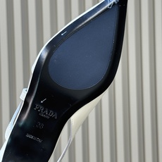 prada 26ss new arrival~高跟单鞋 Prada尖头高跟鞋,选用优质小牛皮,鞋面光泽细腻,质感满分。尖 prada 26ss new arrival~高跟单鞋 Prada尖头高跟鞋,选用优质小牛皮,鞋面光泽细腻,质感满分。尖
