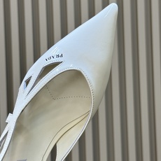 prada 26ss new arrival~高跟单鞋 Prada尖头高跟鞋,选用优质小牛皮,鞋面光泽细腻,质感满分。尖 prada 26ss new arrival~高跟单鞋 Prada尖头高跟鞋,选用优质小牛皮,鞋面光泽细腻,质感满分。尖