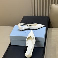 prada 26ss new arrival~高跟单鞋 Prada尖头高跟鞋,选用优质小牛皮,鞋面光泽细腻,质感满分。尖 prada 26ss new arrival~高跟单鞋 Prada尖头高跟鞋,选用优质小牛皮,鞋面光泽细腻,质感满分。尖