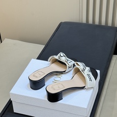 prada 26ss new arrival~高跟单鞋 Prada尖头高跟鞋,选用优质小牛皮,鞋面光泽细腻,质感满分。尖 prada 26ss new arrival~高跟单鞋 Prada尖头高跟鞋,选用优质小牛皮,鞋面光泽细腻,质感满分。尖