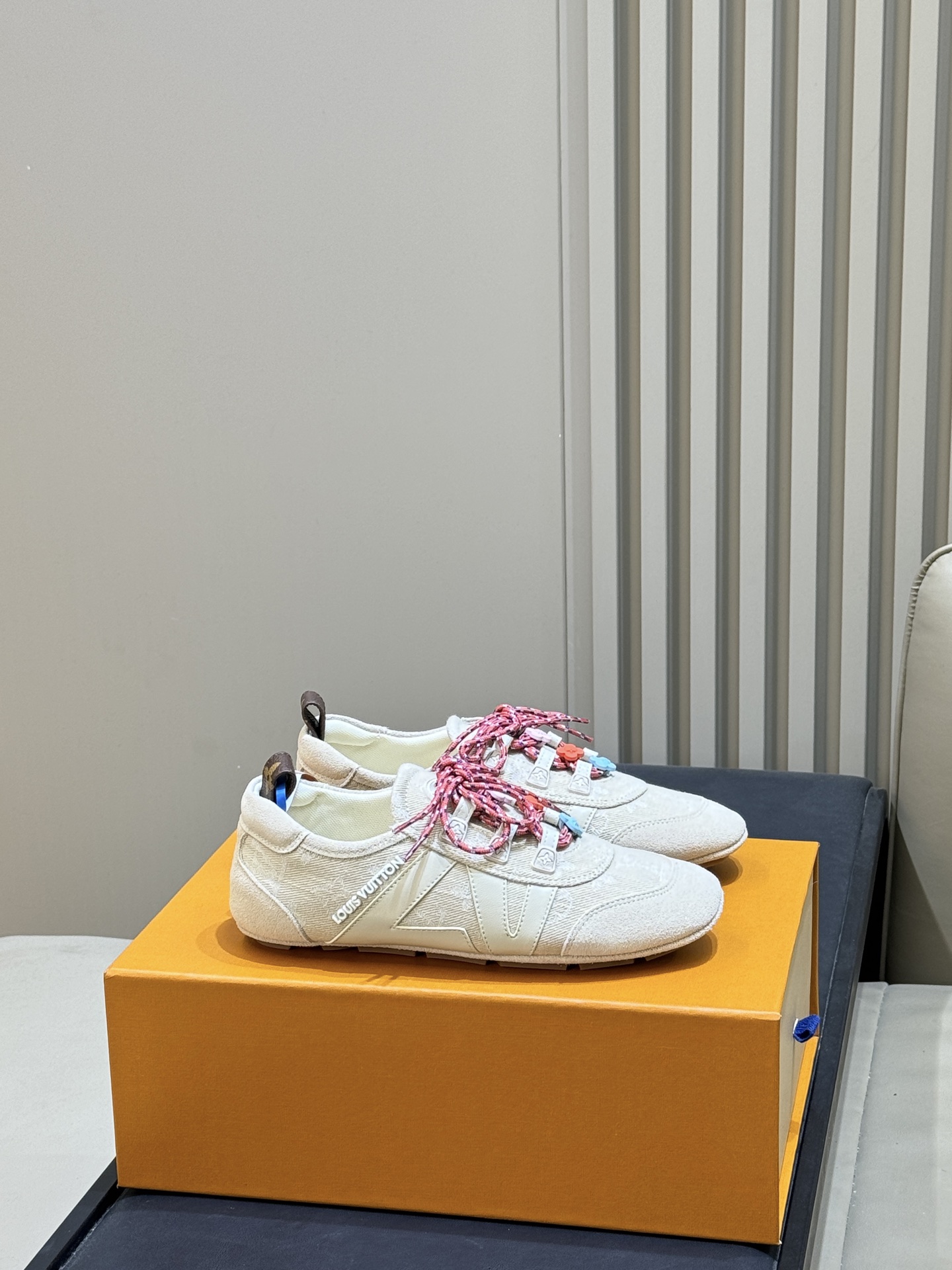 NO:885957,Top quality LV 26ss new arrival~ It’s so pretty, jade green, taro purple, khaki and pink, oh my god, what amazing colors are they? It’s so catchy, I want every color!  The lambskin upper is very soft, and the sole is a new flower that bloomed this year. It is very beautiful and very durable!  size 35-41,casual shoes/sports shoes,louis vuitton,sneakers,sheepskin19860909顶级品质 LV 26ss new arrival～ 也太好看了吧,玉绿色、香芋紫、卡其配粉,妈呀都是些什么神仙配色啊,太抓人了,每个配色都想要！ 小羊皮哦鞋面特别软,鞋底是今年新开的底花很漂亮,很耐穿的感觉！ size 35-41,休闲鞋/运动鞋,louis vuitton,sneakers,sheepskin,Women's Shoes