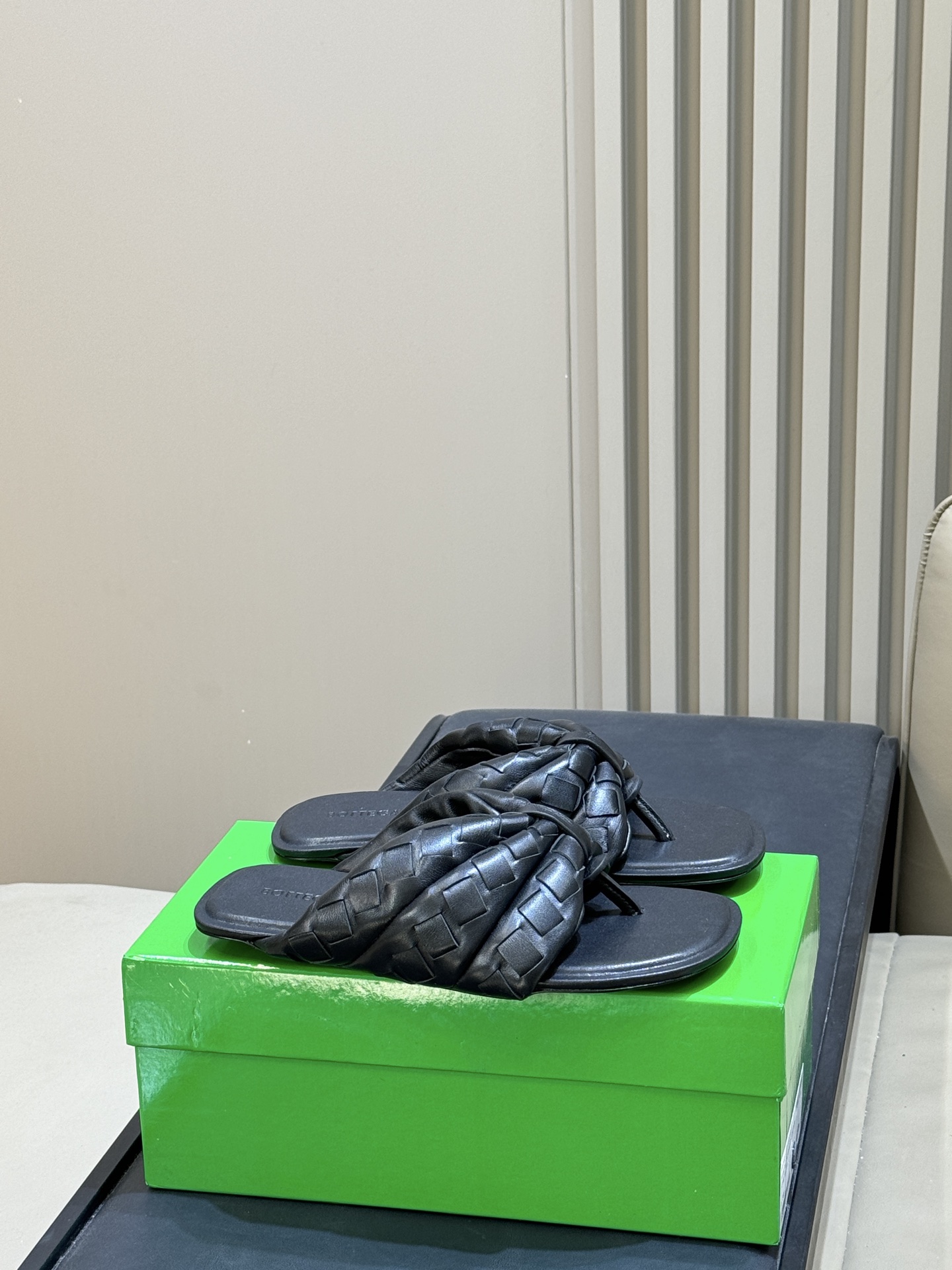 NO:882190,Top quality bottageveneta ss26 new arrival ~ Herringbone woven slippers BV This slipper comes from the Italian luxury brand Bottega Veneta. It uses the classic intrecciato weaving process. The leather upper is soft and textured, and the bow design is super elegant. The sole is lightweight rubber, comfortable to wear, suitable for daily or holiday scenes. Simple and elegant style, easy to match with various clothing, can hold up no matter casual or formal. Size: 35-45, split-toe shoes, bottega veneta, bottega  veneta,slippers19860909顶级品质 bottageveneta ss26 new arrival～人字编织拖鞋 BV这款拖鞋来自意大利奢侈品牌Bottega Veneta,采用经典Intrecciato编织工艺,皮革鞋面柔软有质感,蝴蝶结设计超优雅.鞋底为轻便橡胶,穿着舒适,适合日常或度假场景.简约大气风格,轻松搭配各种服饰,无论休闲还是正式都能hold住 size:35-45,分趾鞋,bottega veneta,bottega veneta,slippers,Women's Shoes