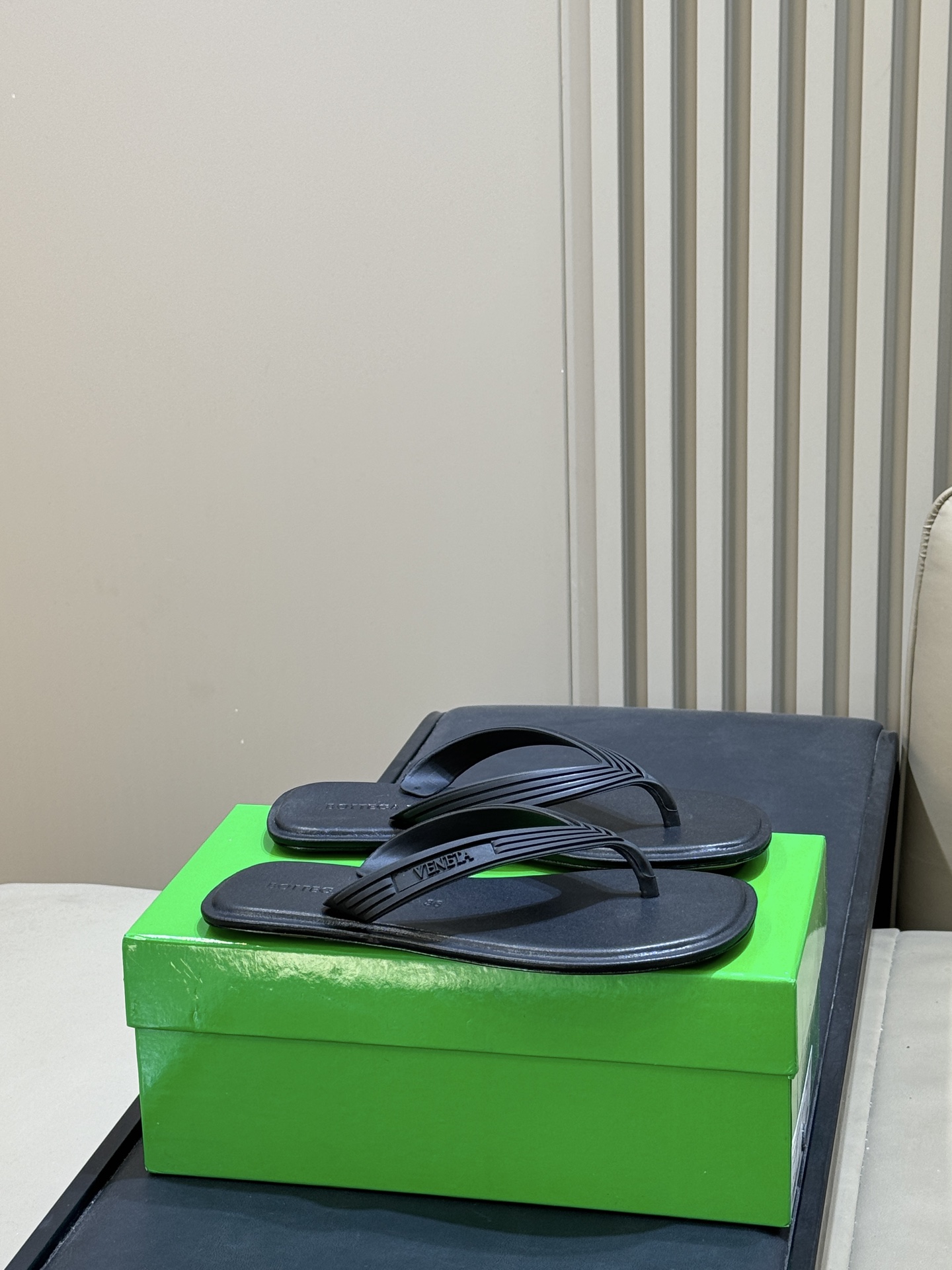 NO:882204,Top quality bottageveneta ss26 new arrival ~ Flip-Toe Sandals BV's Sampieri flip-flops have a minimalist design + flip-flop straps, which are low-key and recognizable. The shoe body is embossed with the brand logo, the square toe shape is neat, and the leather lining is super comfortable, suitable for long-term wear. It can be easily used in daily life, vacation, and on the street. It is a must-have item in the 26 spring and summer series!  size:35-45, split-toe shoes,bottega veneta,bottega veneta,sandals19860909顶级品质 bottageveneta ss26 new arrival～夹趾凉鞋 BV这款Sampieri夹趾凉鞋,极简设计+夹趾带,低调又有辨识度.鞋身压印品牌标识,方头造型利落,皮质内里超舒适,适合长时间穿着.日常、度假、街头都能轻松驾驭,是26春夏系列必入单品！ size:35-45,分趾鞋,bottega veneta,bottega veneta,sandals,Women's Shoes