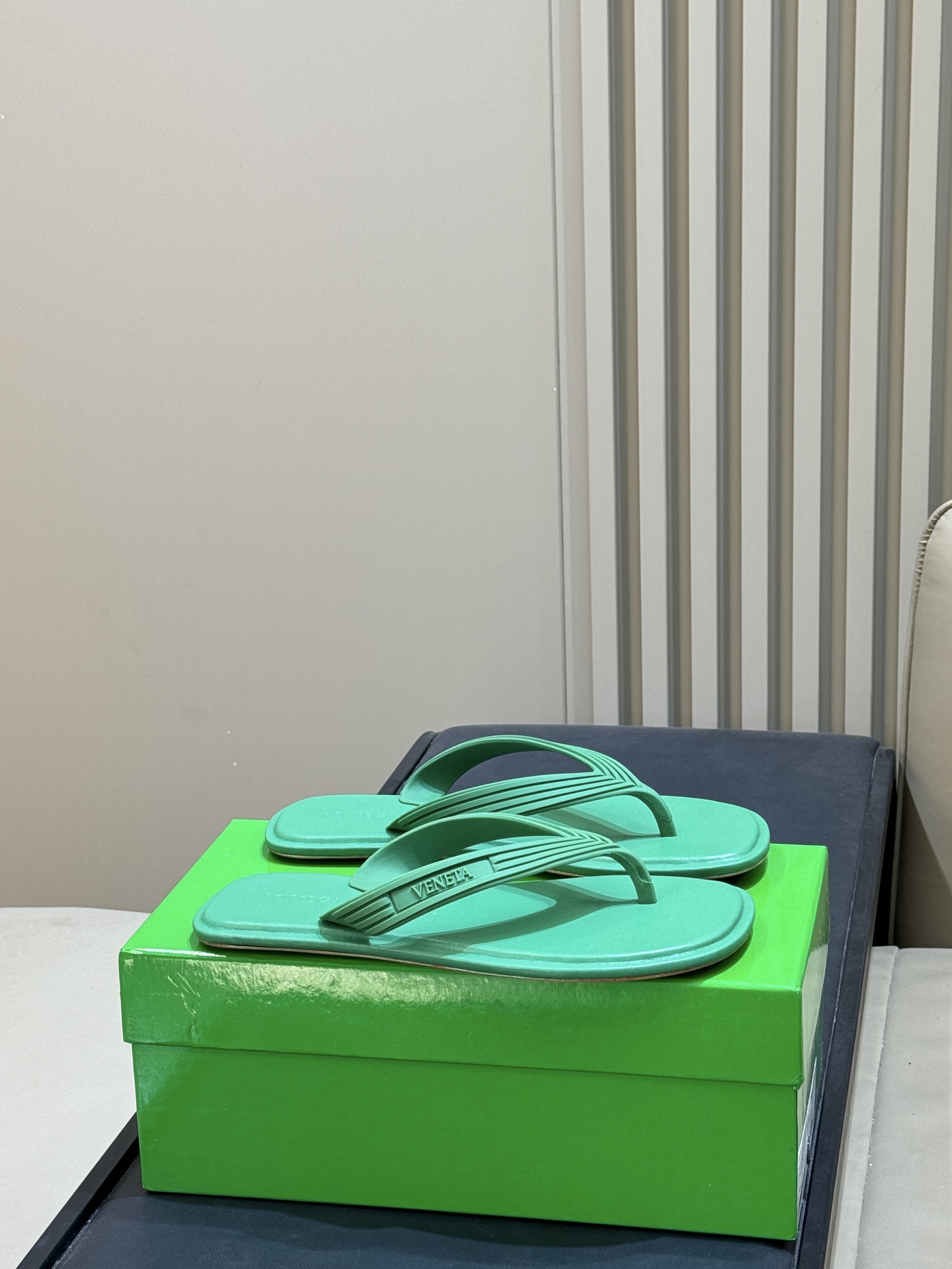 NO:882211,Top quality bottageveneta ss26 new arrival ~ Flip-Toe Sandals BV's Sampieri flip-flops have a minimalist design + flip-flop straps, which are low-key and recognizable. The shoe body is embossed with the brand logo, the square toe shape is neat, and the leather lining is super comfortable, suitable for long-term wear. It can be easily used in daily life, vacation, and on the street. It is a must-have item in the 26 spring and summer series!  size:35-45, split-toe shoes,bottega veneta,bottega veneta,sandals19860909顶级品质 bottageveneta ss26 new arrival～夹趾凉鞋 BV这款Sampieri夹趾凉鞋,极简设计+夹趾带,低调又有辨识度.鞋身压印品牌标识,方头造型利落,皮质内里超舒适,适合长时间穿着.日常、度假、街头都能轻松驾驭,是26春夏系列必入单品！ size:35-45,分趾鞋,bottega veneta,bottega veneta,sandals,Women's Shoes